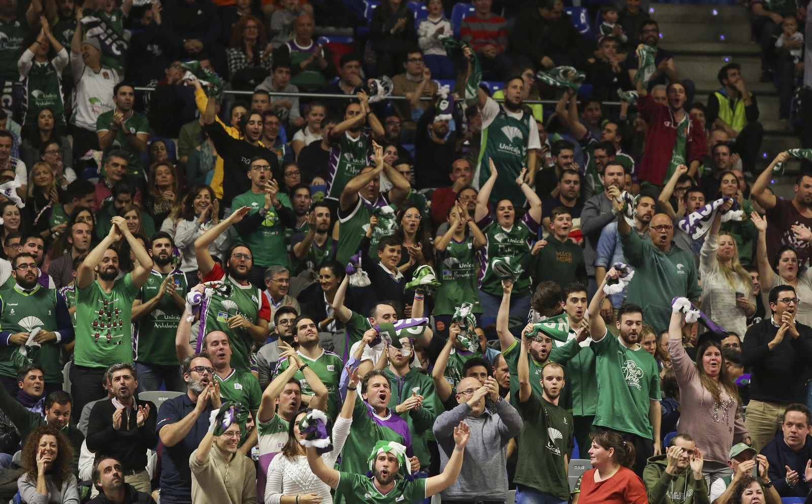Varios aficionados animan en el Carpena.