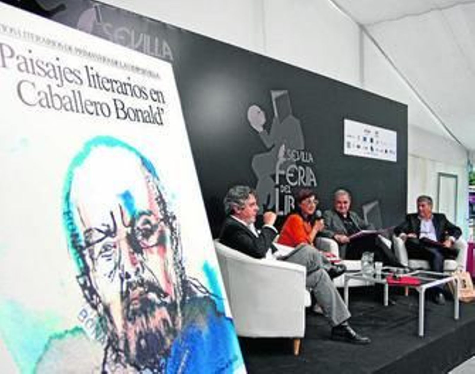 Benítez Reyes, la profesora Encarnación Aguilar Criado (que moderó el encuentro), Rafael Valencia y Julio Neira.