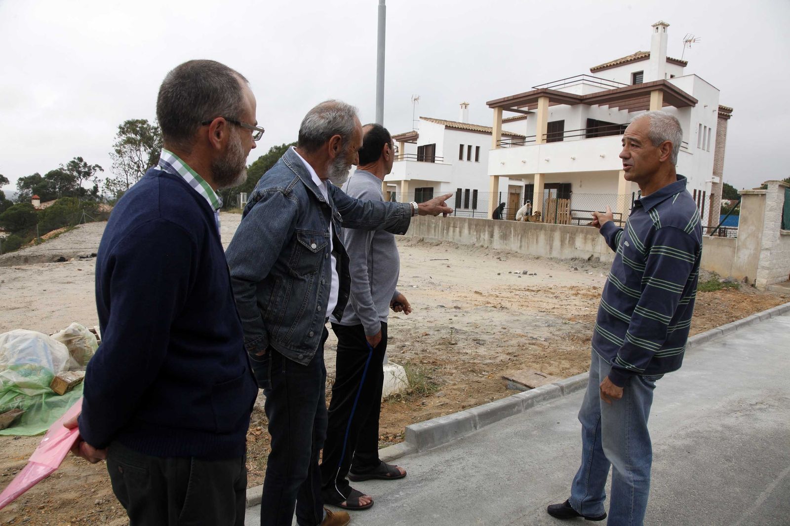 Los vecinos muestran una de las casas ocupadas en la urbanización Las Colinas, muy cerca de la Redondela.