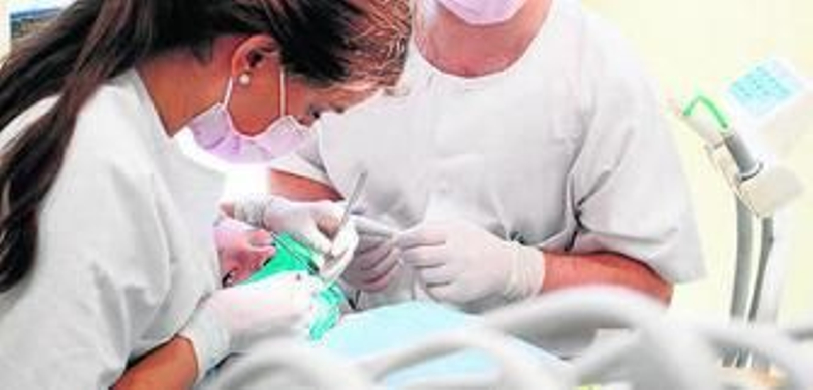 Los dentistas son los únicos titulados que pueden intervenir.