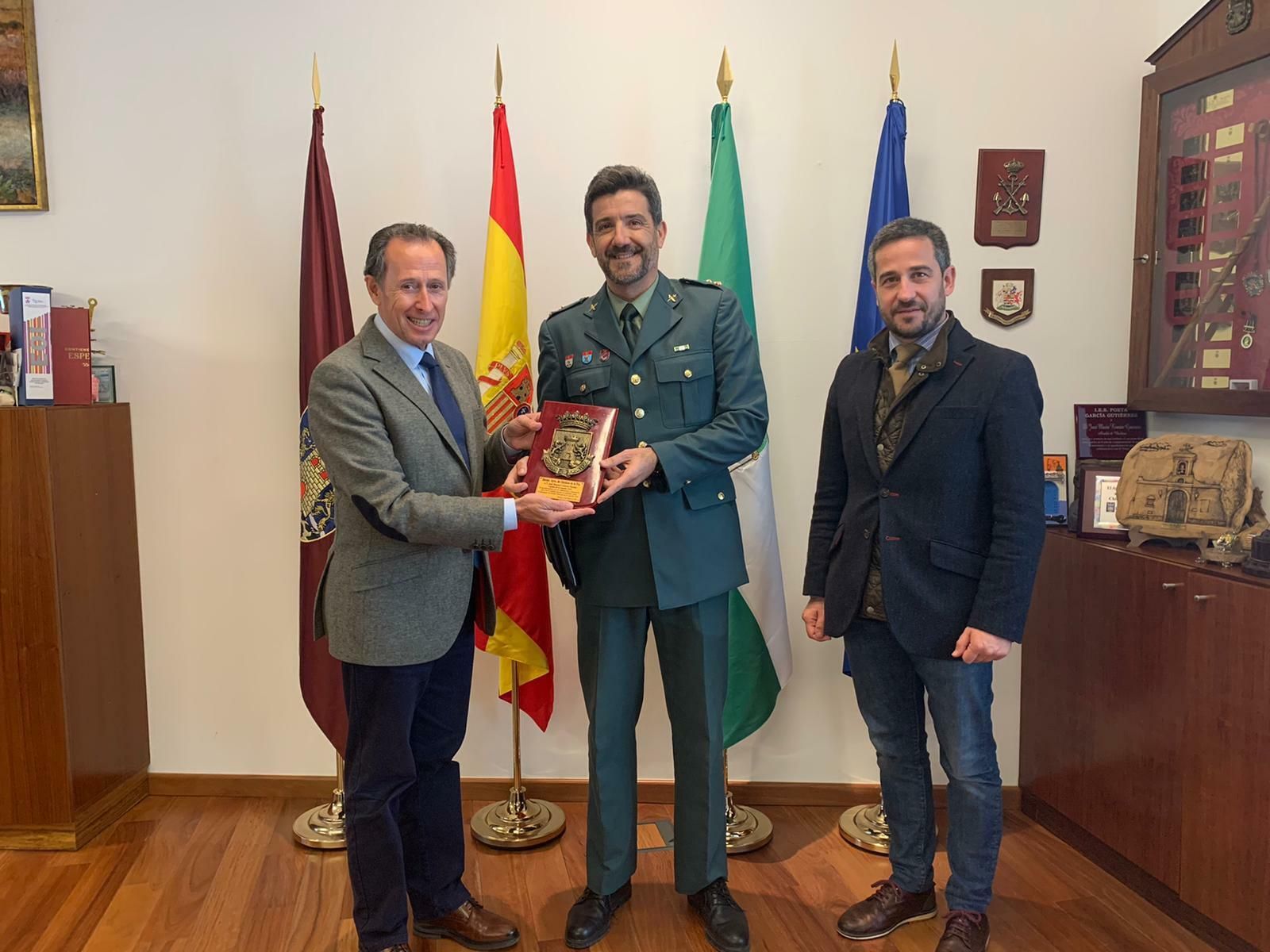 José Manuel Cabrera con José María Román y el edil de Policía, José Manuel Vera, en el Ayuntamiento.