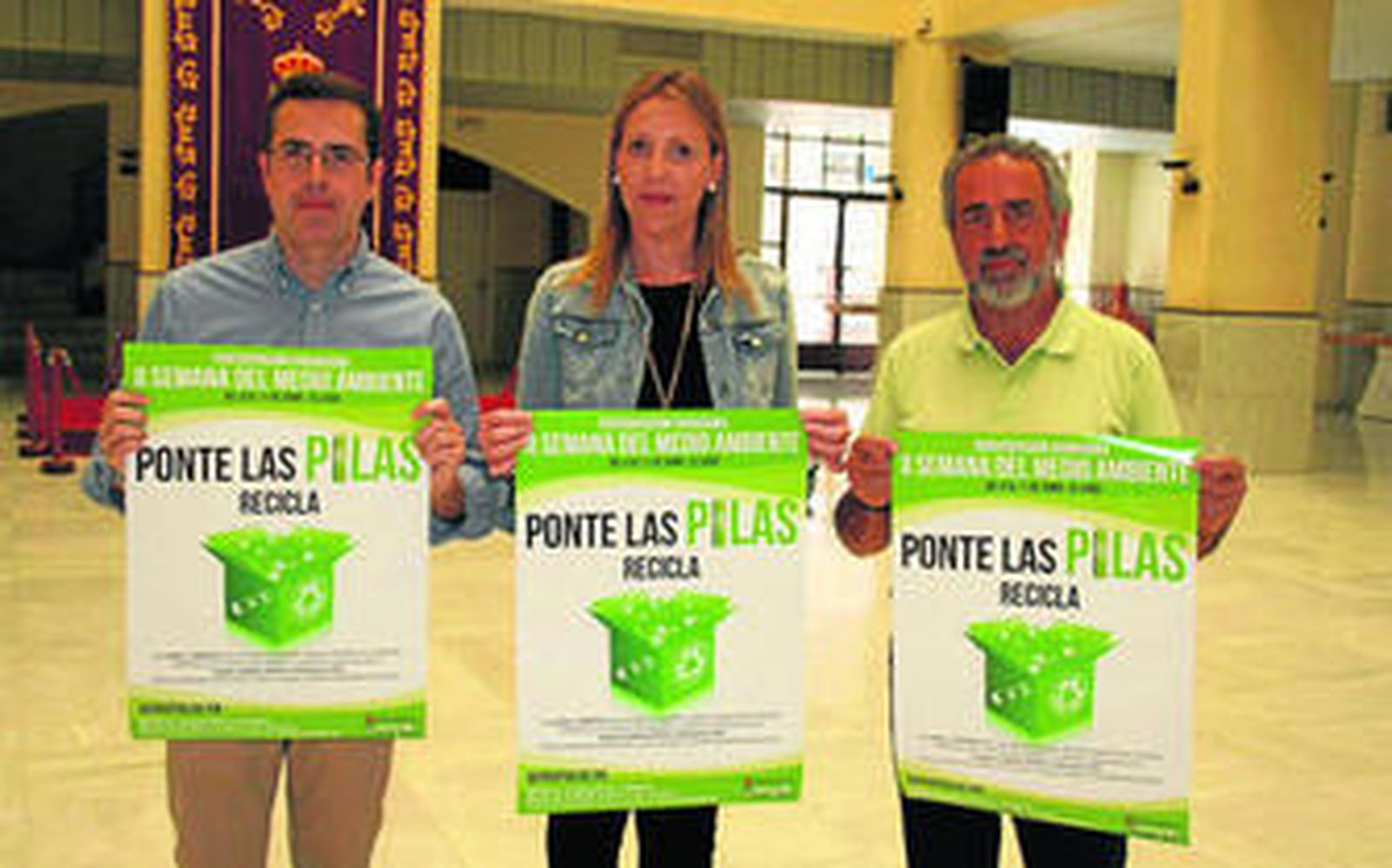 María José Martín, edil de Participación Ciudadana, junto a Andrés Cano, edil de Obras Públicas y Moisés Palmero, presidente de El árbol de las piruletas.