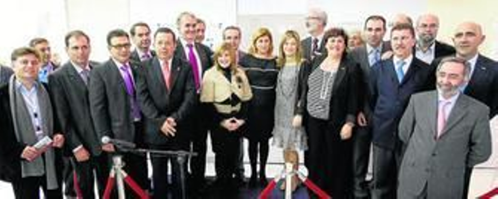 1. Alcaldes y representantes de las mancomunidades gaditanas y del Gobierno andaluz posan en grupo en Fitur 2010. 2. El presidente de la Mancomunidad de la Sierra, Alfonso Moscoso (derecha), y varios regidores gaditanos, entre otros, junto al torero Javier Conde. 3. El edil portuense Fernando Gago piropea a Bibiana Aído. 4. Manuel Chaves en su visita "de amigo" al expositor de la provincia. /Fito Carreto