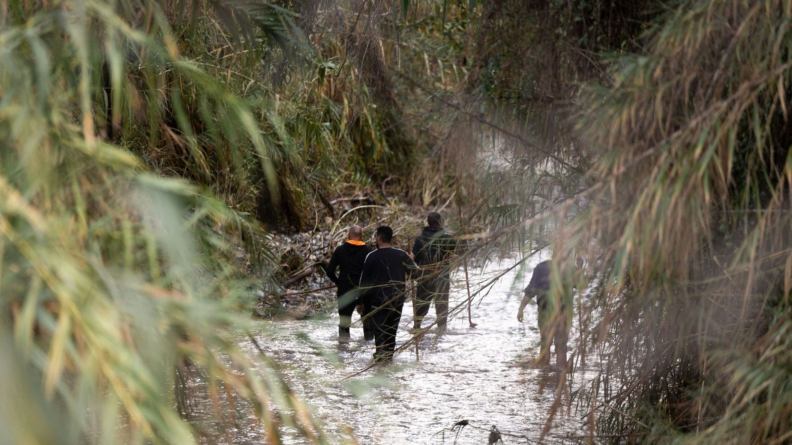 Voluntarios durante la búsqueda de ambos varones en la tarde de este domingo.