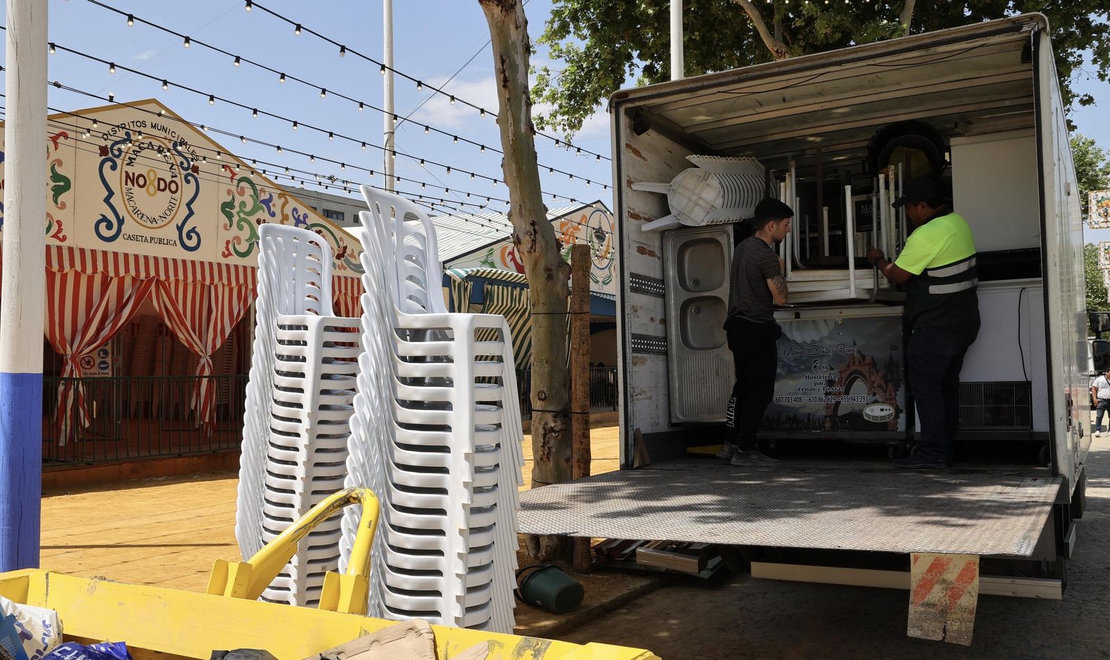 Montaje de la Feria tras el apagón