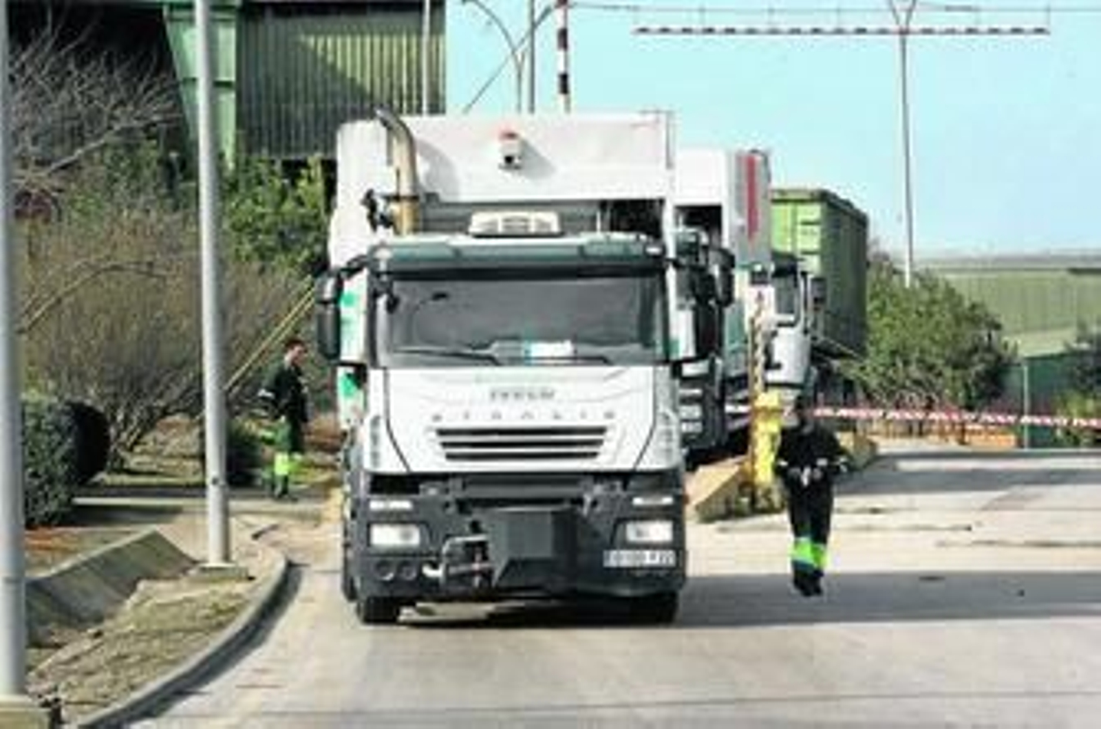 Un camión de recogida de basuras de El Puerto, en las instalaciones de Las Calandrias en una imagen de archivo.