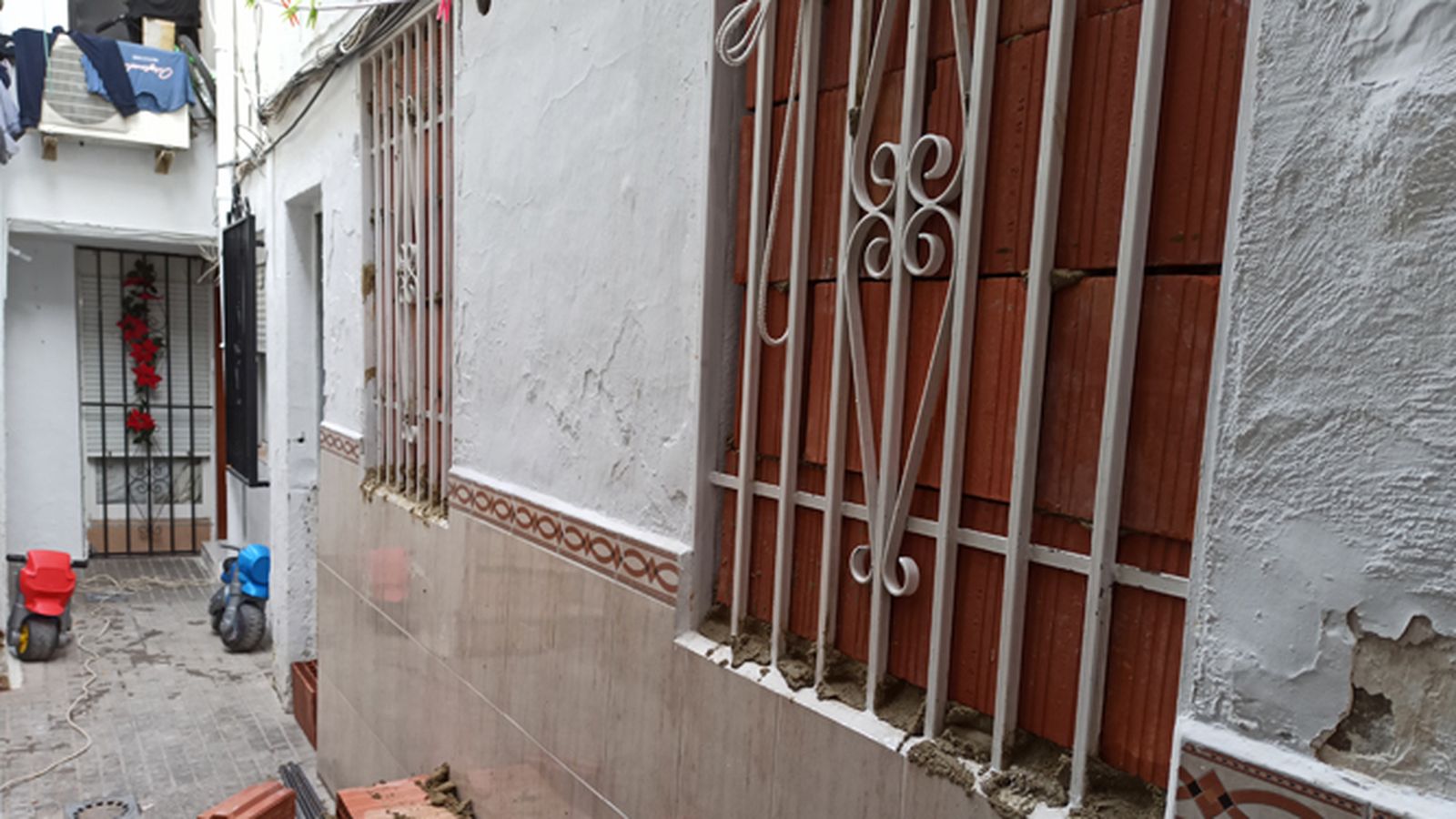 Ventanas tapiadas, edificio 110 de la calle Mediabarba.