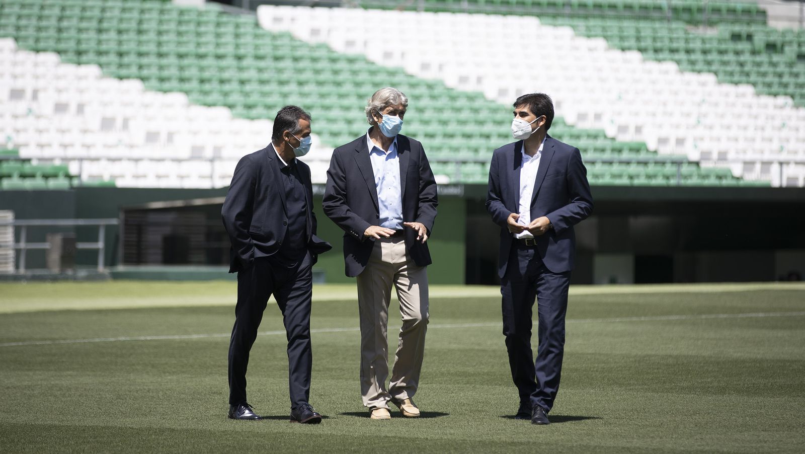 El presidente, Ángel Haro, junto a Manuel Pellegrini y Alexis Trujillo.