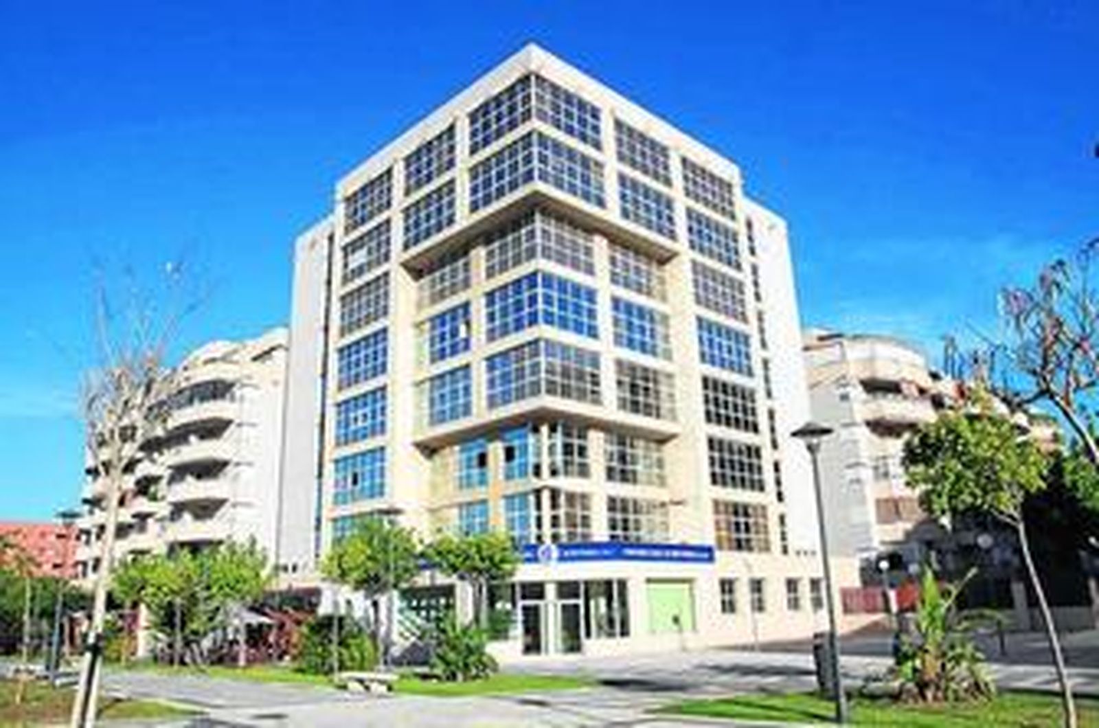 Fachada de la inmobiliaria en la calle Bulevar Louis Pasteur.