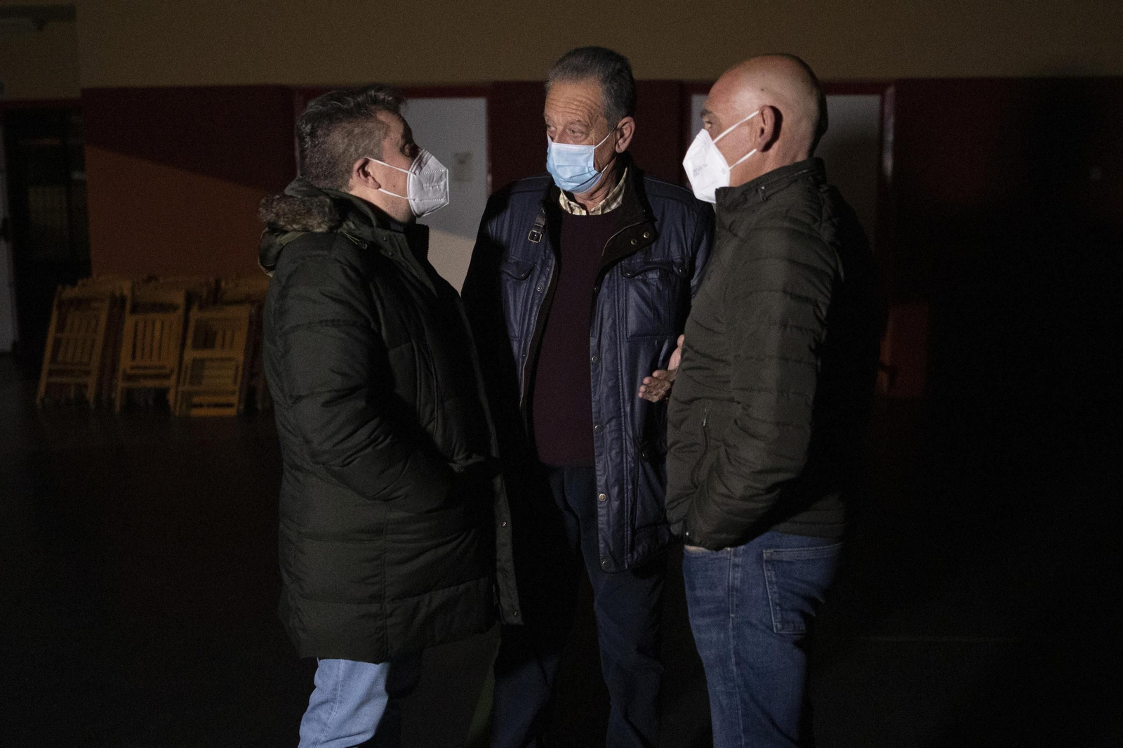 El alcalde de Pinos Puente se encierra contra los cortes de luz, en imágenes