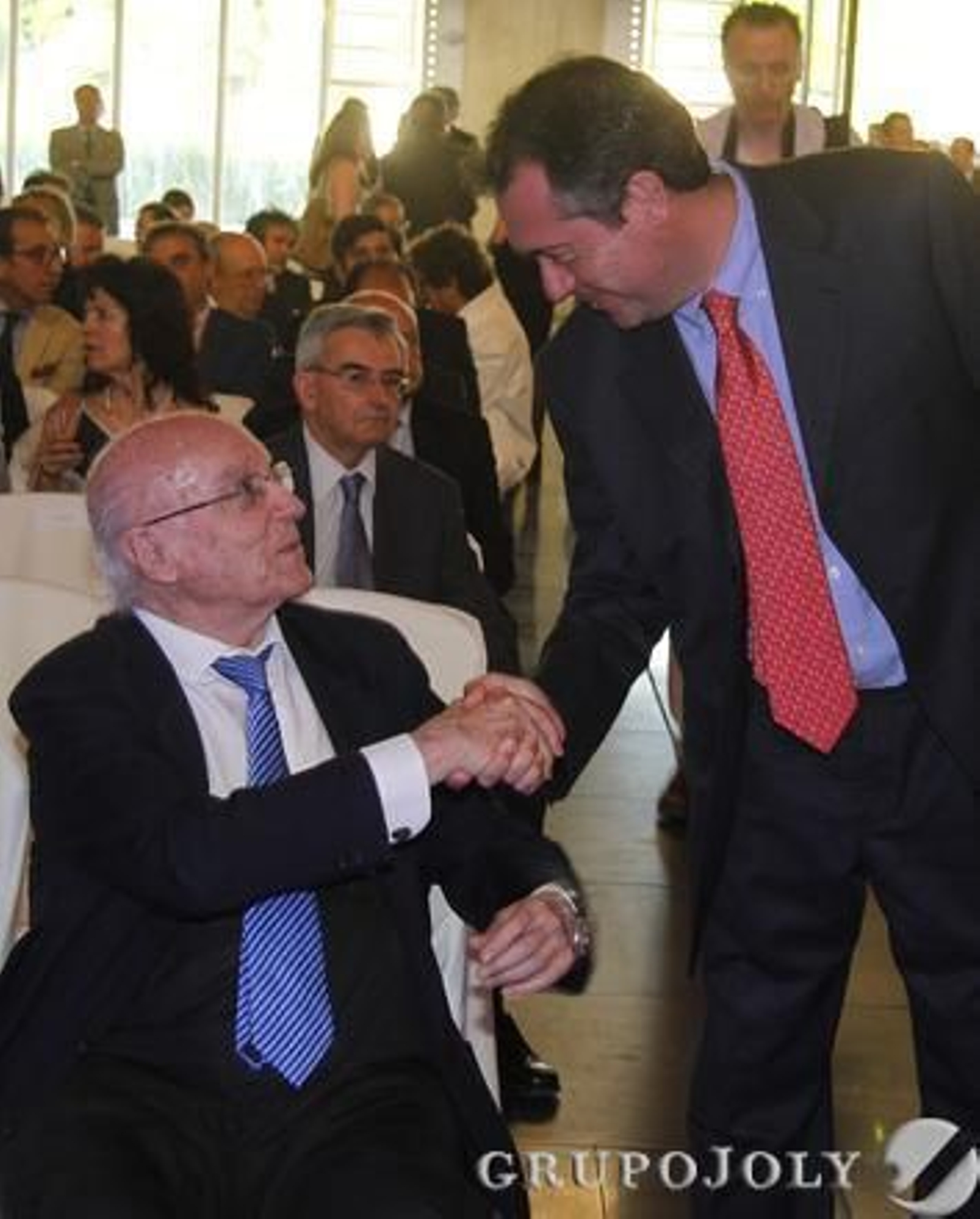 El senador Juan Espadas saluda a Manuel Clavero.

Foto: A. Pizarro - M. Gómez - J.C. Vázquez - V. Hidalgo