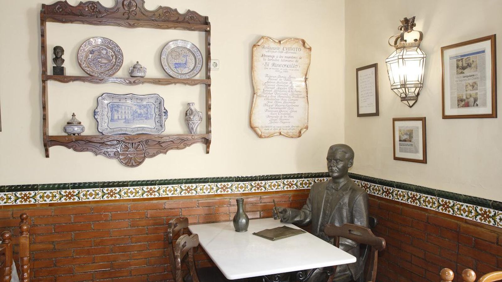 Estatua de Lorca en el restaurante Chikito