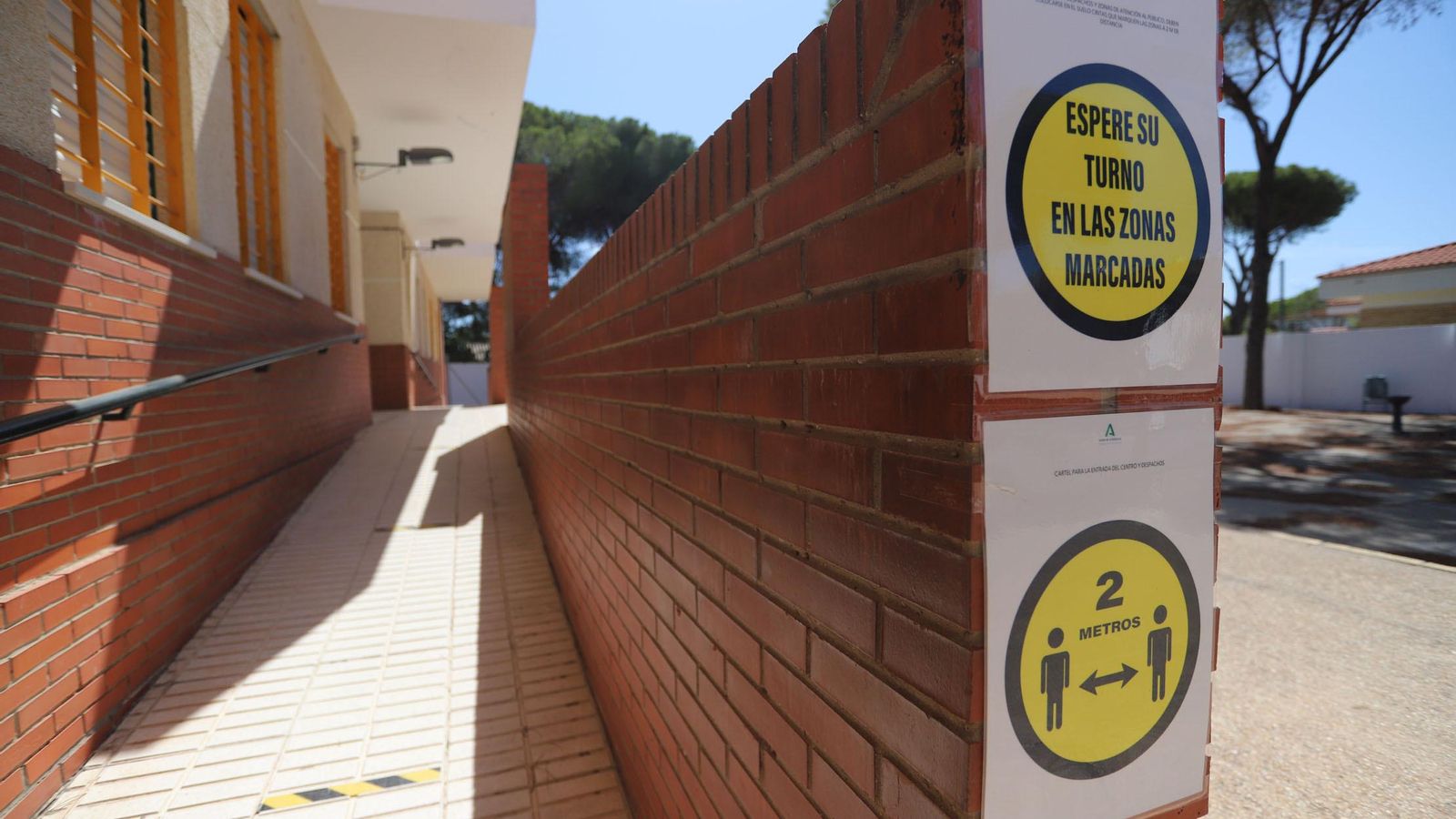 Señalización en una acceso al CEIP El Puntal de Bellavista.