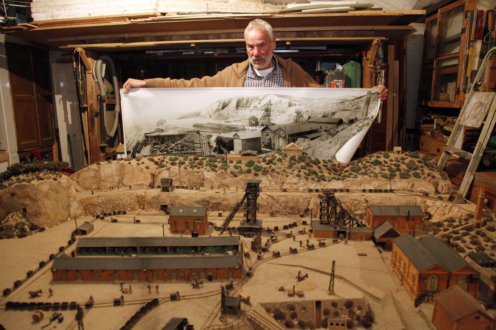Esteban Belardo con la maqueta del yacimiento minero.