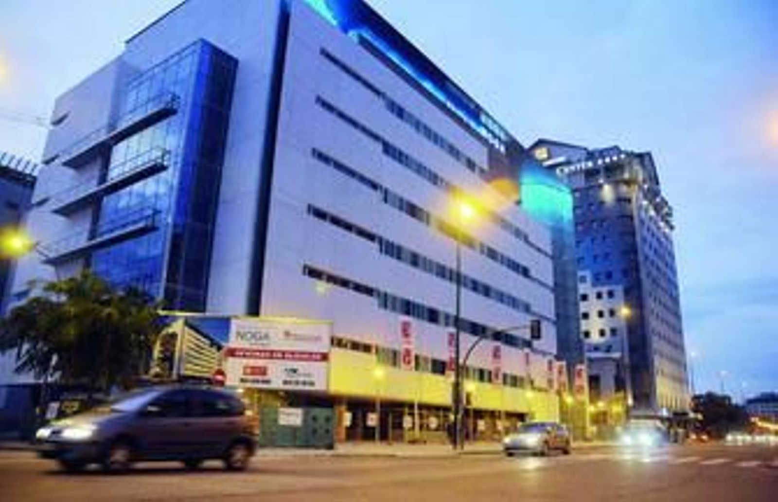 El edificio Noga, de Osuna, en la avenida de la Buhaira se perfila como la futura sede judicial.