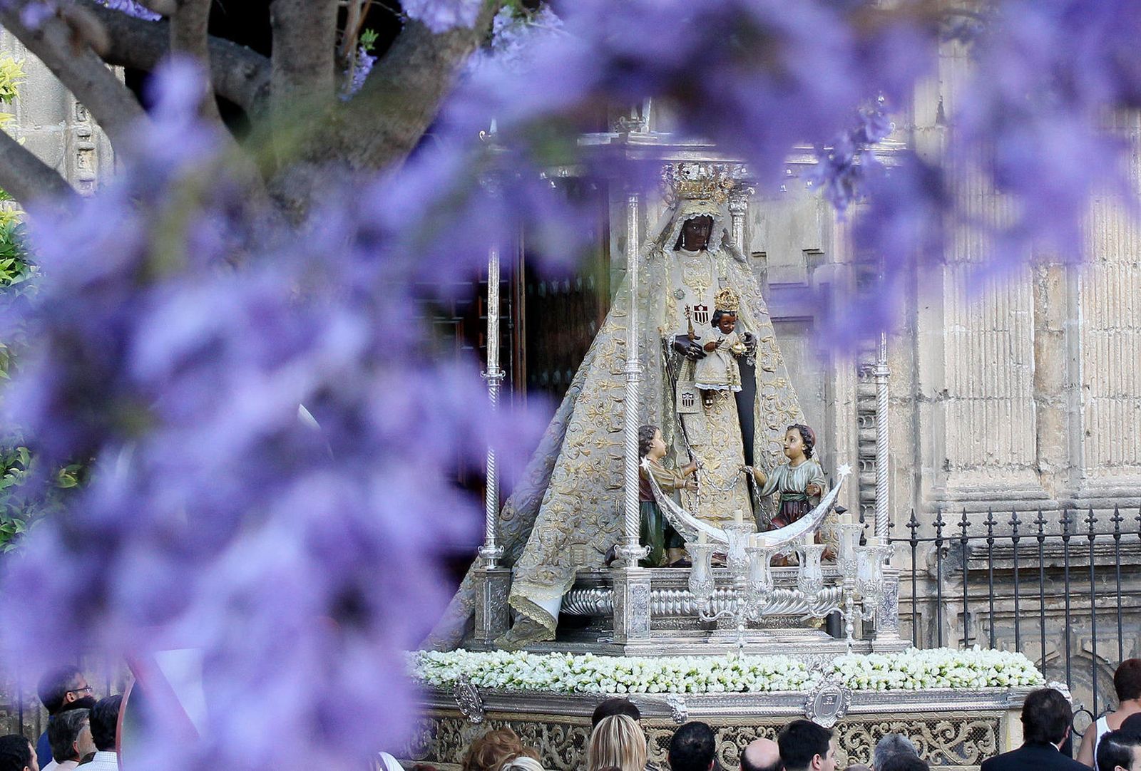 La Virgen de la Merced saliendo de la basílica.