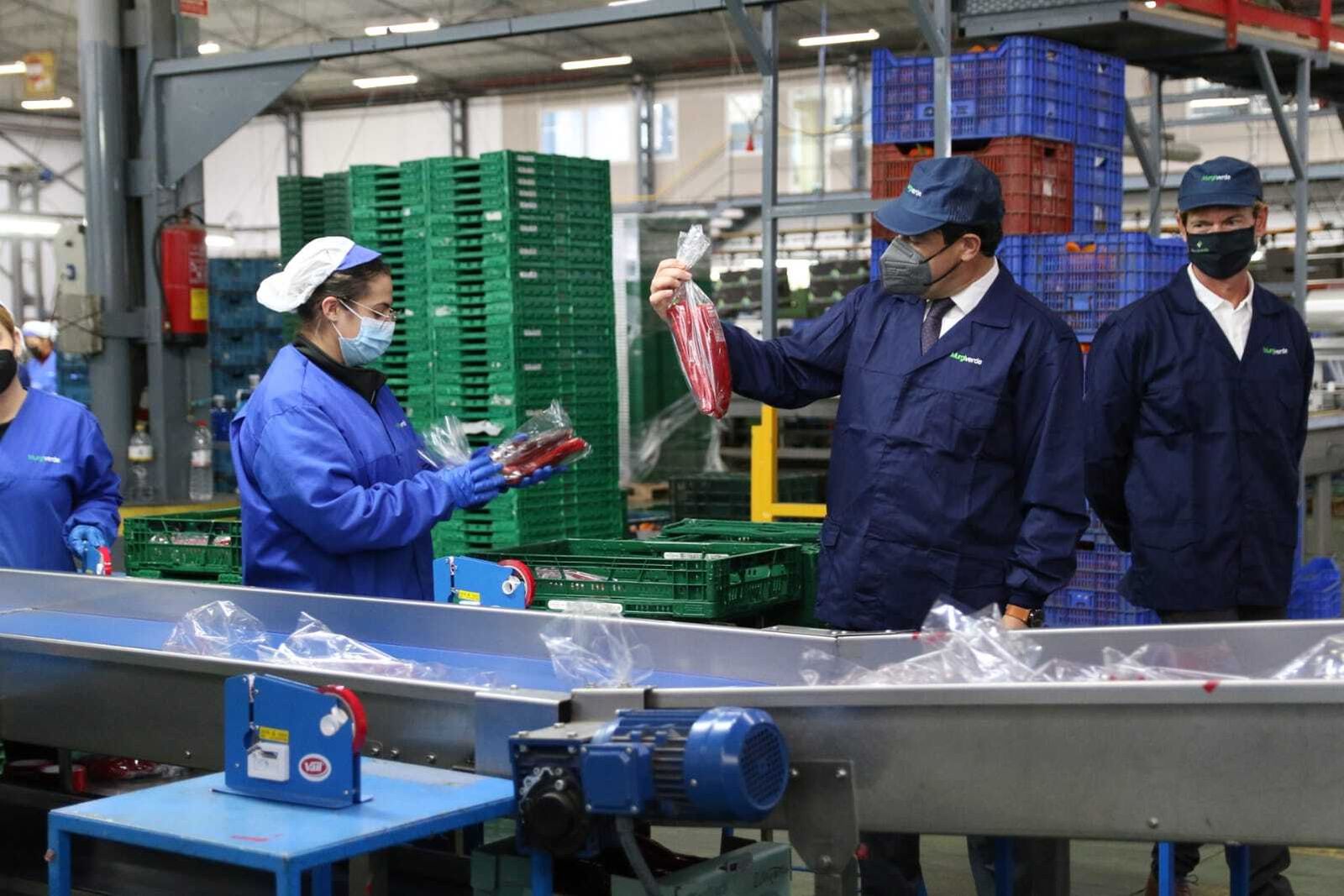 Juan Manuel Moreno en las instalaciones de Murgiverde.