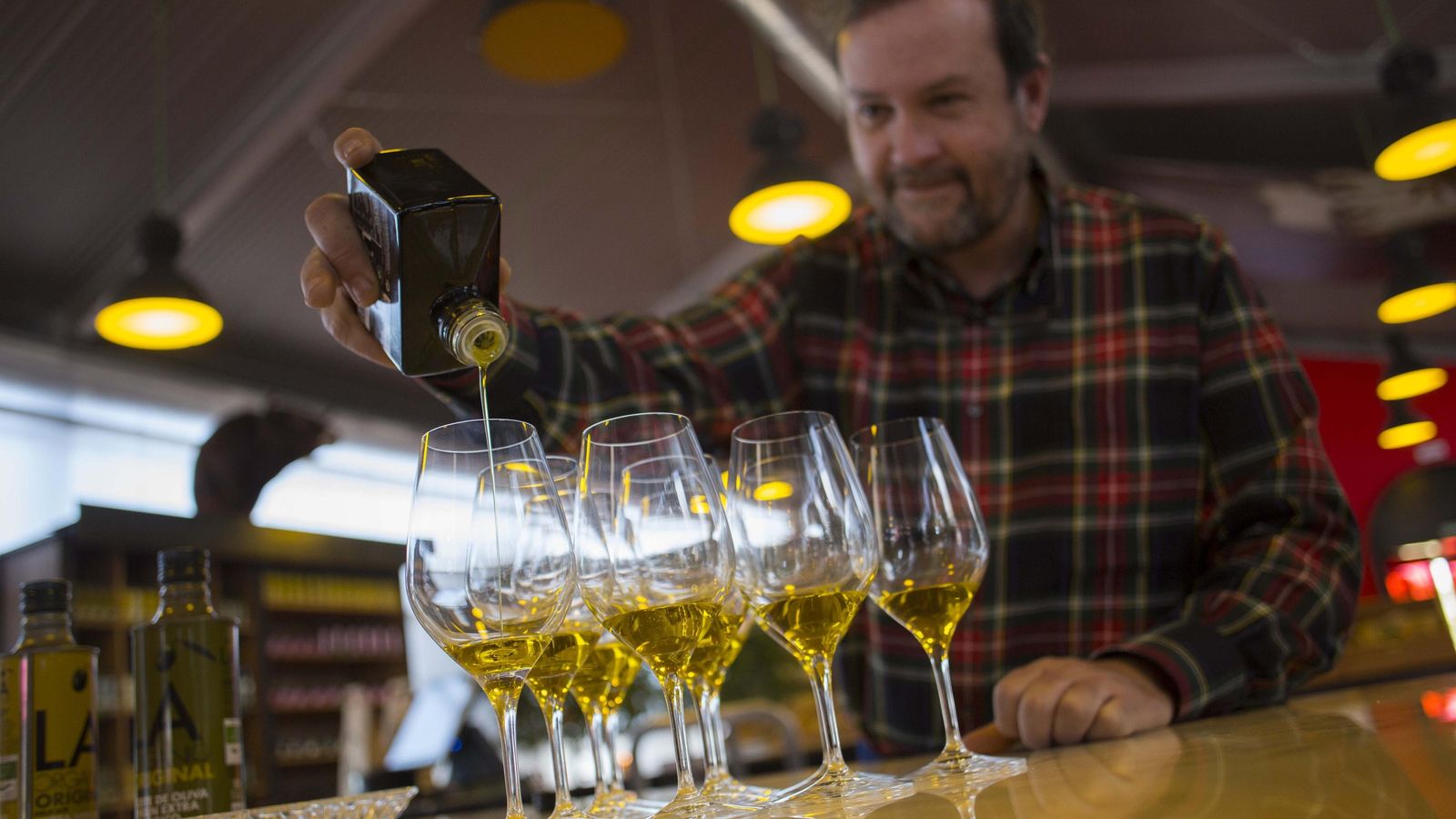 En las instalaciones se pueden realizar recorridos por la finca y catas de aceite.