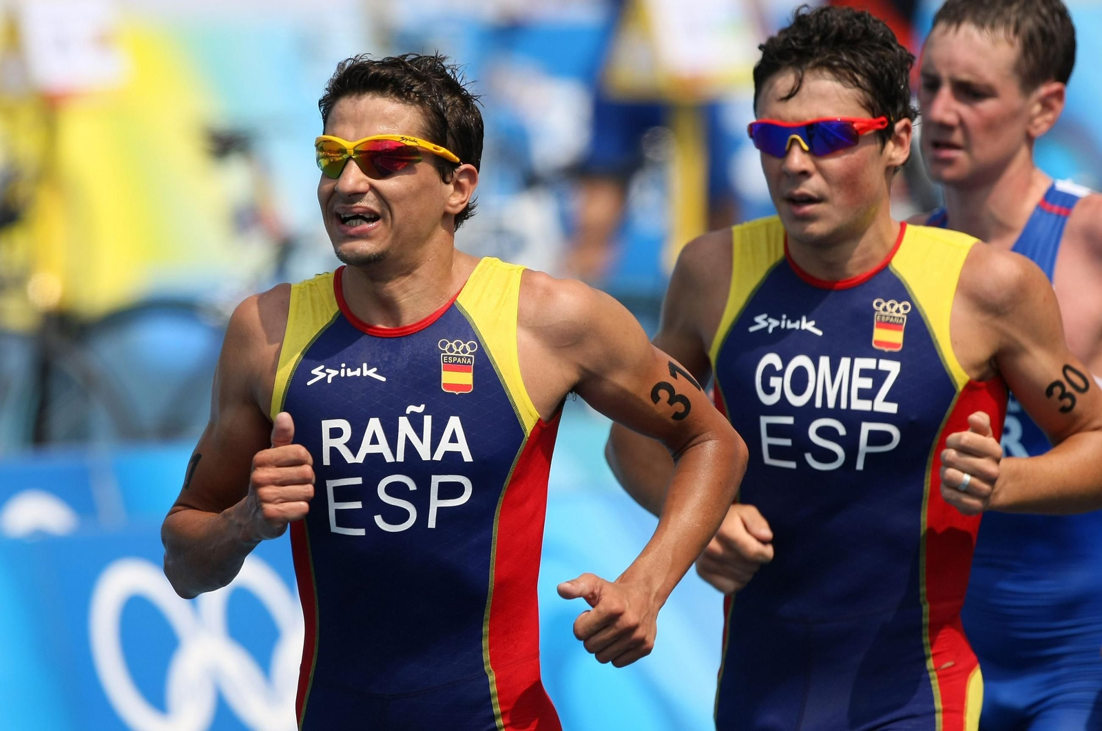 Los españoles Javier Gómez  Noya e Ivan Raña durante la prueba de triatlón de los Juegos Olímpicos de Pekín.