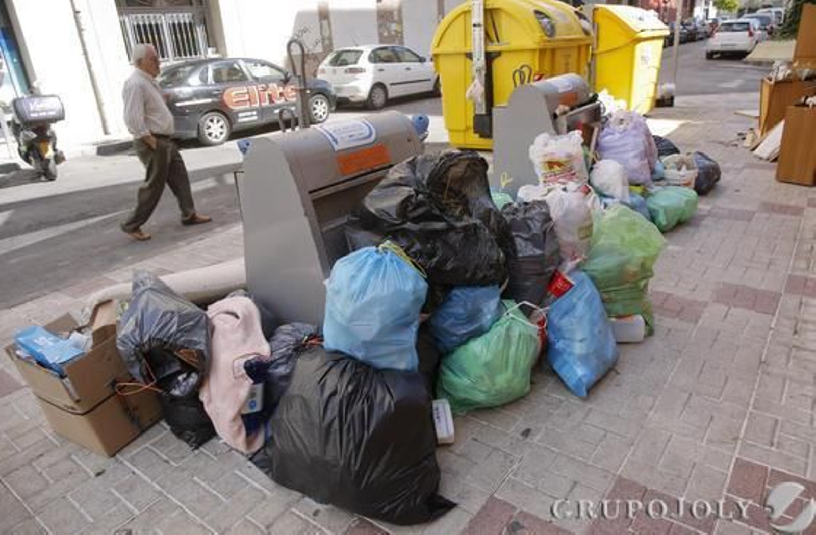 Imágenes de la huelga de basura de Limasa en diferentes distritos