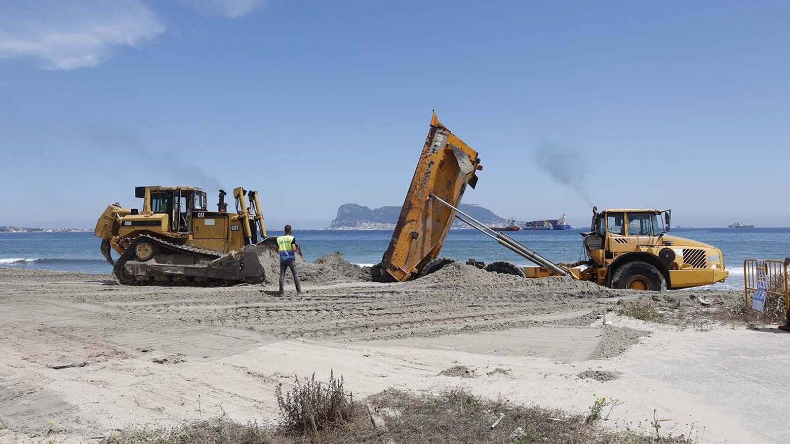 Las fotos del trasvase de arena en la playa de El Rinconcillo