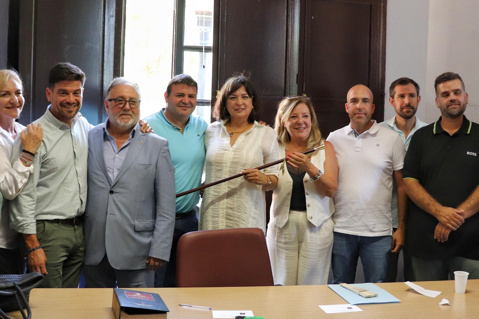 Marian Fernández, nueva alcaldesa de Carratraca, en el centro de la imagen, sujetando el bastón de mando.