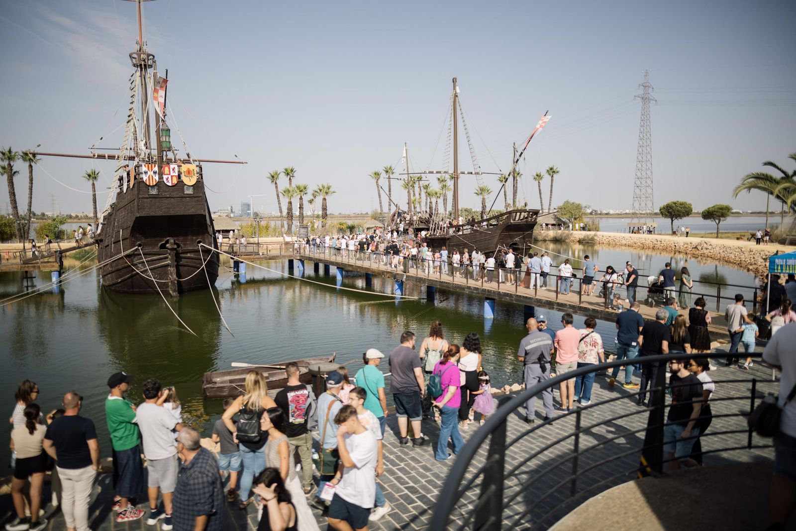 Visitantes en el Muelle de las Carabelas.