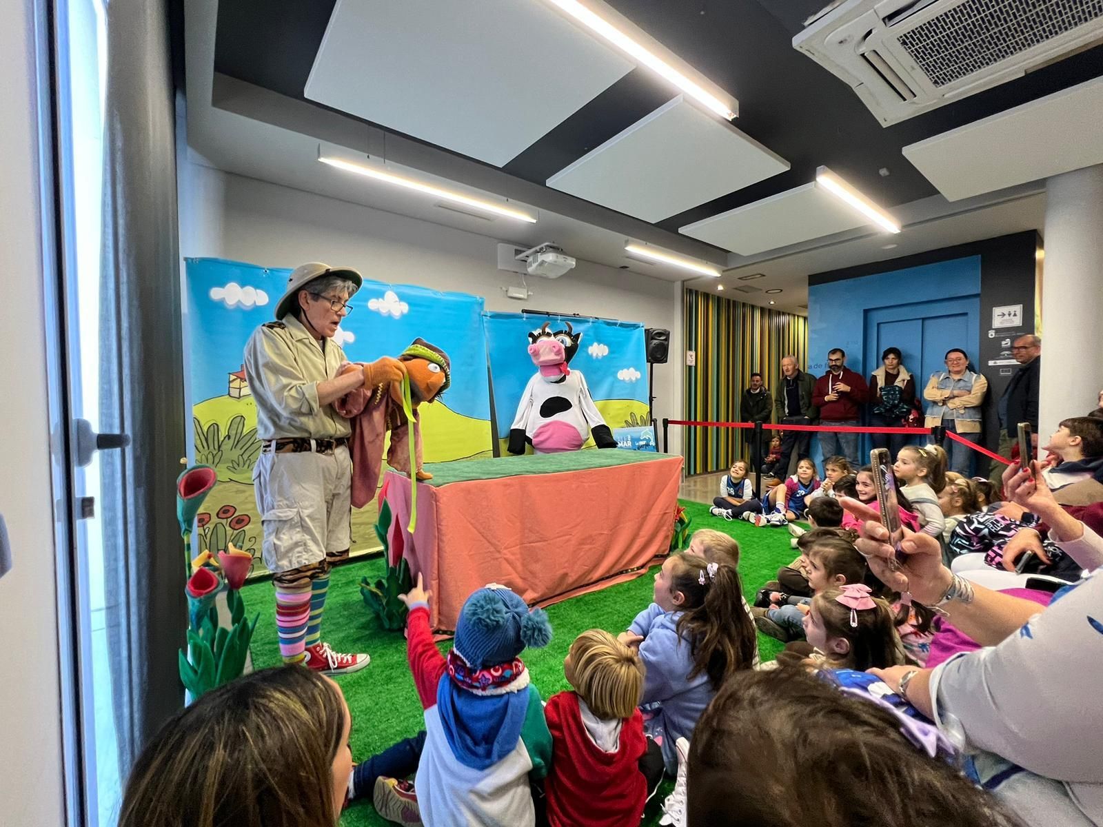 El 'cuentasábados' hizo las delicias de los más pequeños, que han llenado el Aula del Mar.