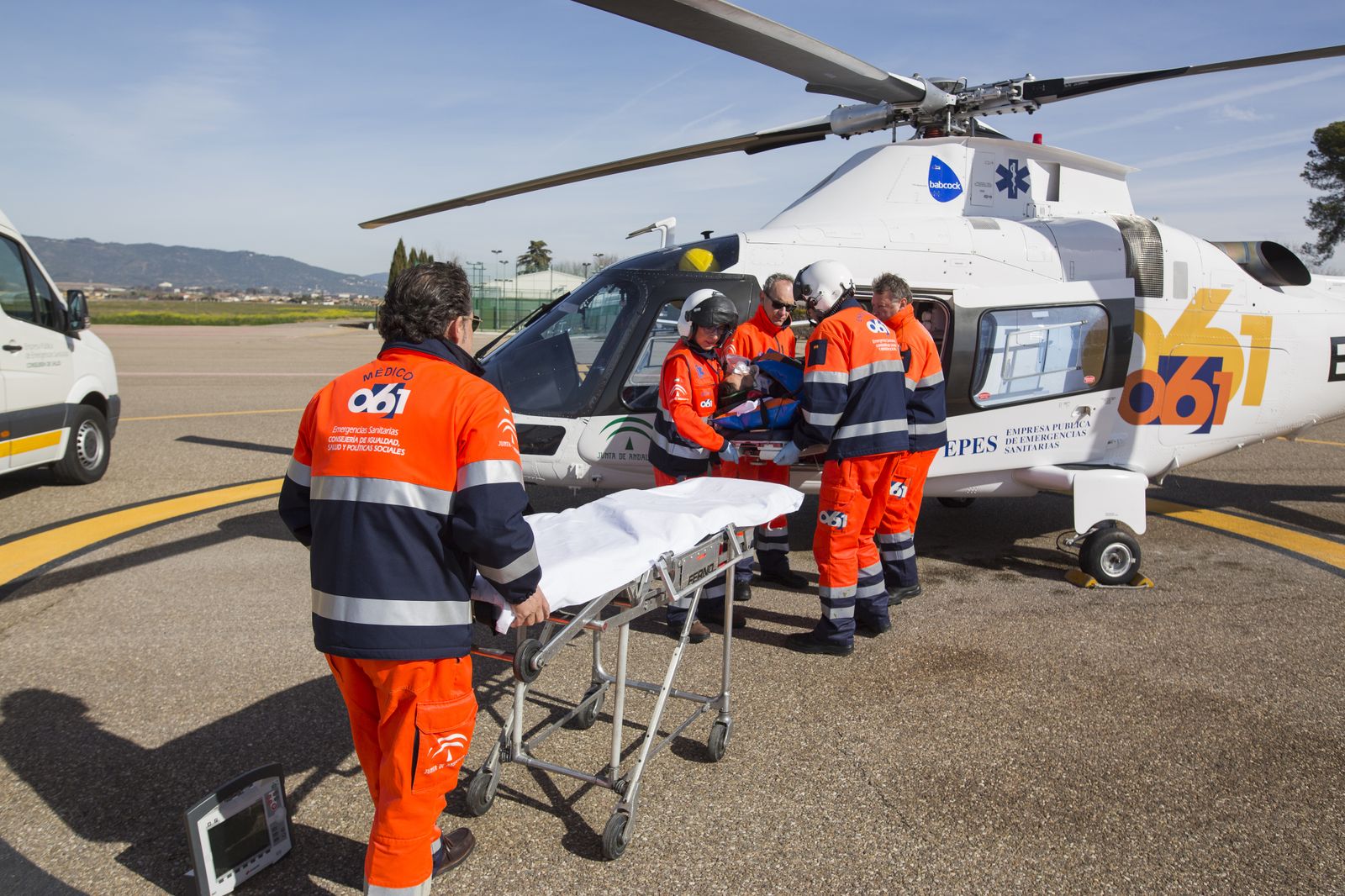 La unidad aérea prepara un traslado en el helicóptero.