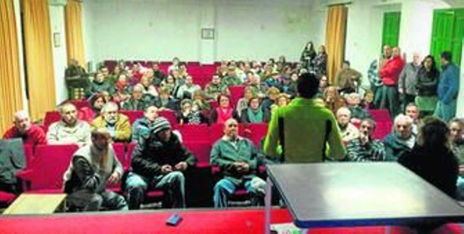 Una de las asambleas de los vecinos, celebrada este domingo, para estudiar las medidas que pueden llevar a cabo para lograr el empleo de los vecinos en la mina.