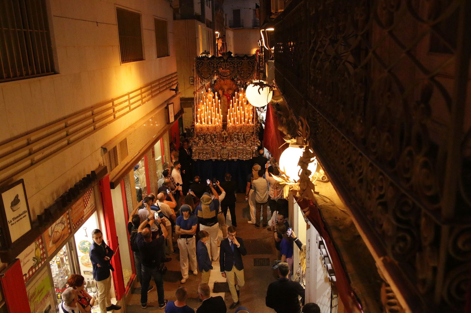 Imágenes de La Magna por las calles de Almería