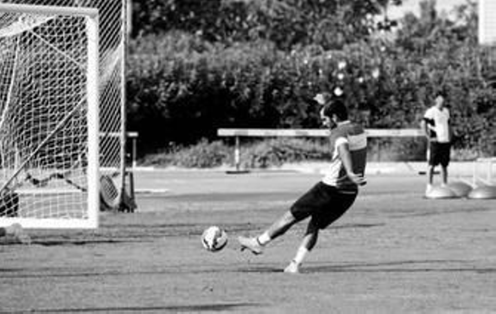Verza chuta un balón en el área con su pierna izquierda.