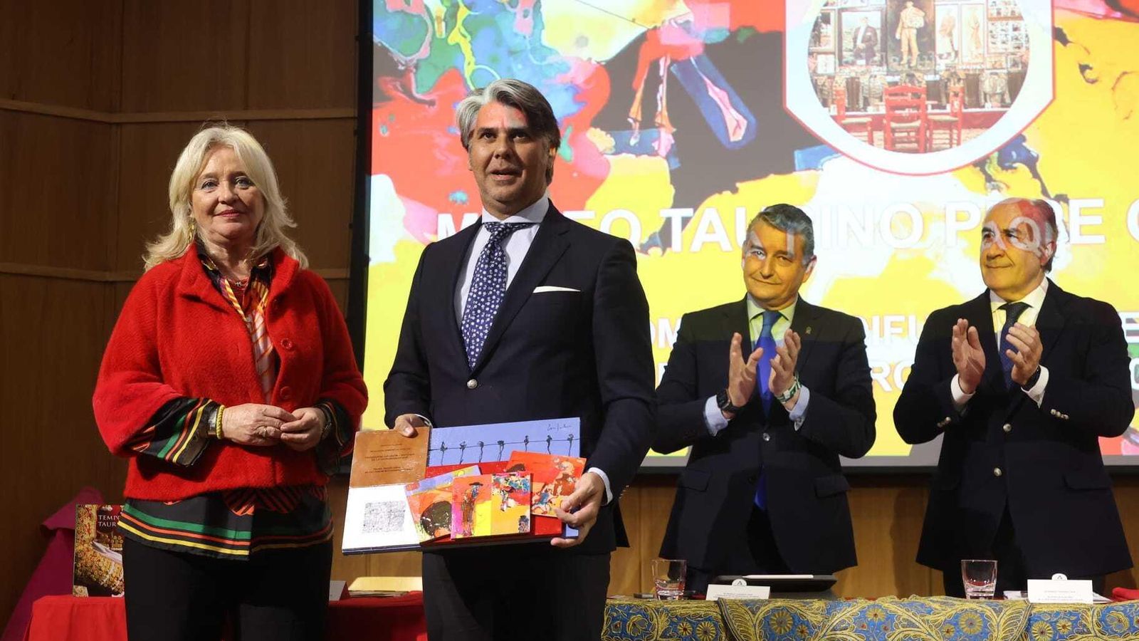 Curro Duarte recibe el premio al Museo Taurino Pepe Cabrera de La Línea.