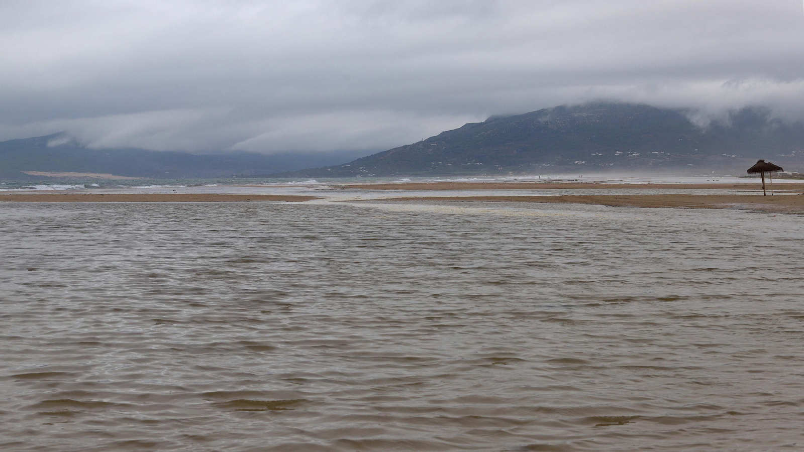 Marea alta en la playa de Los Lances.