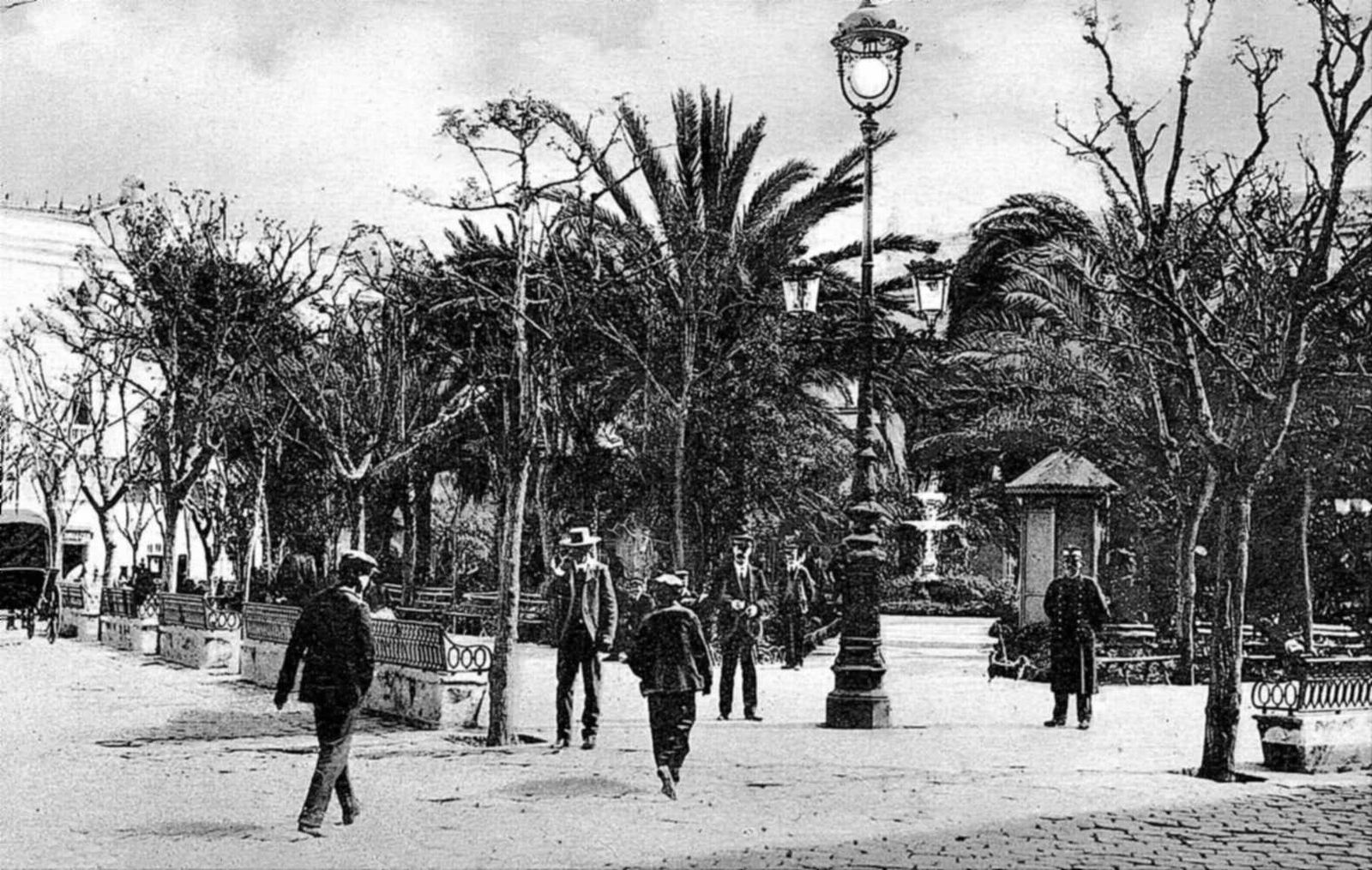 Plaza de Candelaria a finales del siglo XIX cuando aún no tenía la estatua de Castelar en el centro.