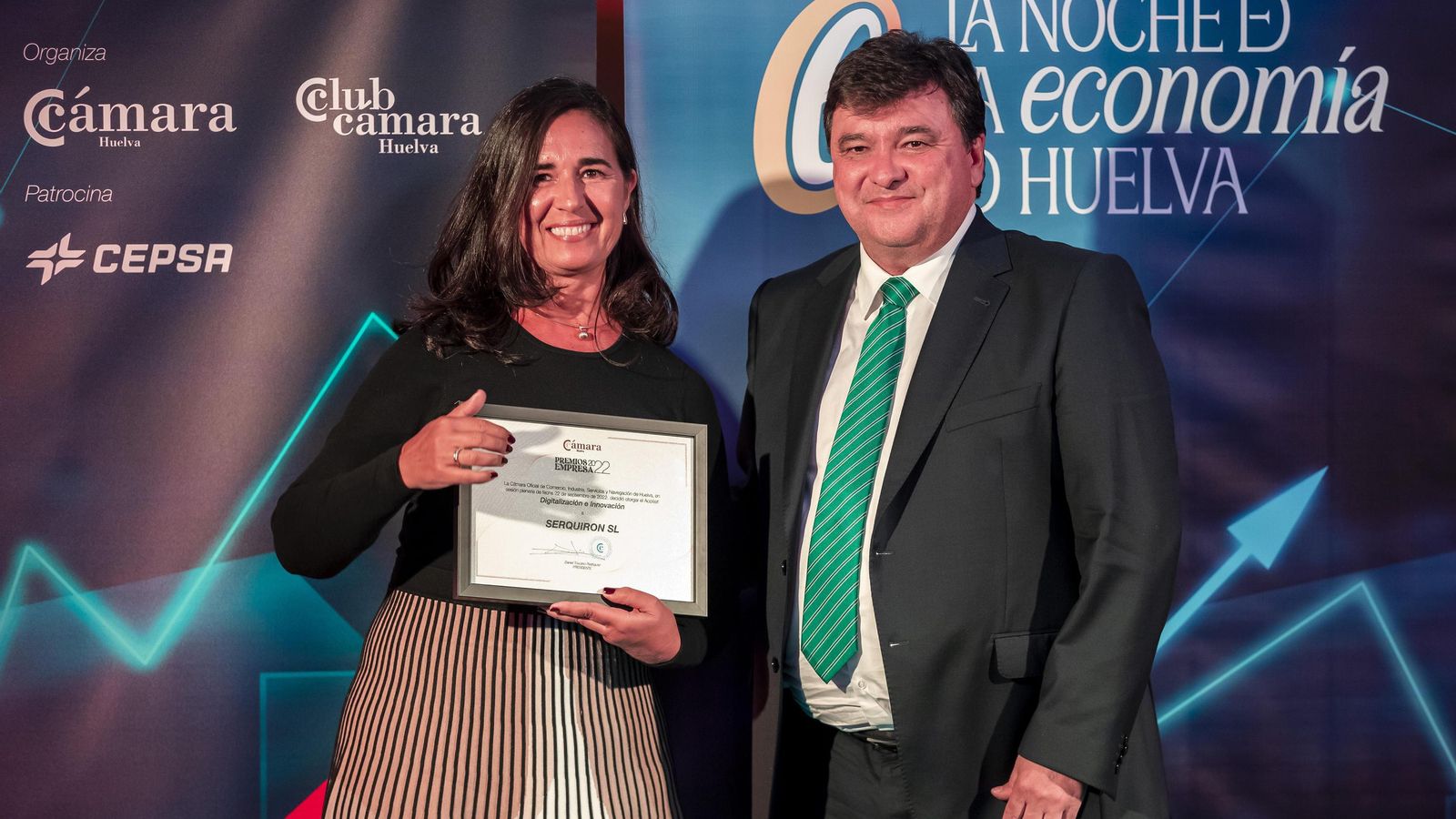 Mª Angeles Jorva, en nombre Varicentro, recibió su galardón de manos del alcalde de Huelva, Gabriel Cruz.. Mª Angeles Jorva, en nombre Varicentro, recibió su galardón de manos del alcalde de Huelva, Gabriel Cruz..