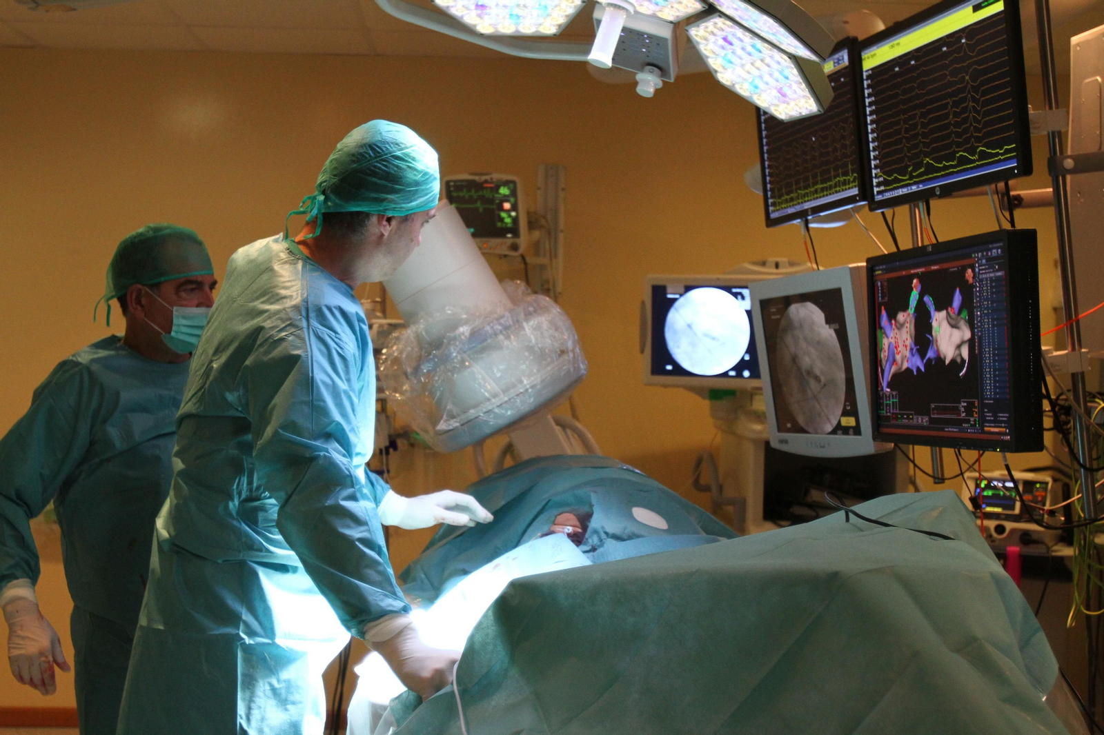 El Hospital Juan Ramón Jiménez implanta los dos primeros marcapasos sin cable en pacientes onubenses