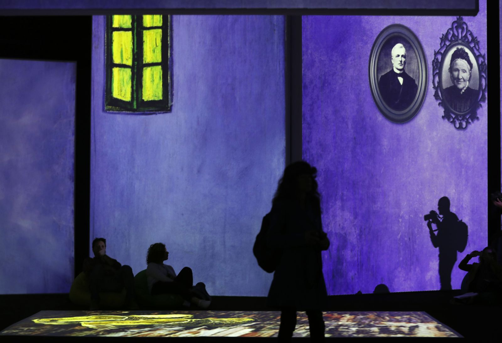 Presentación de la exposición 'Van Gogh Alive' en el Muelle Uno de Málaga.