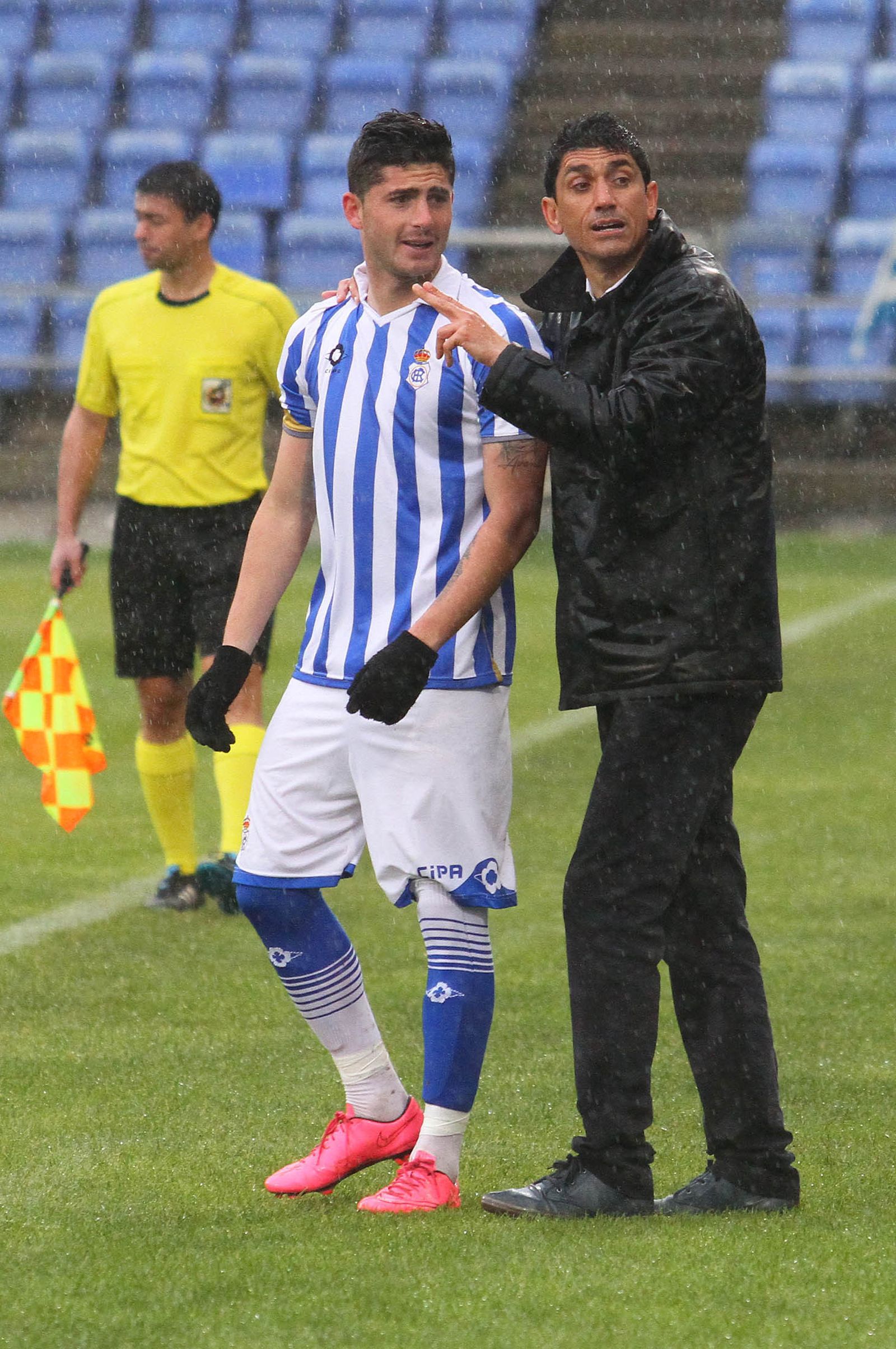 Juan Manuel Pavón da instrucciones a Manu Torres antes de entrar al terreno de juego en la segunda parte.