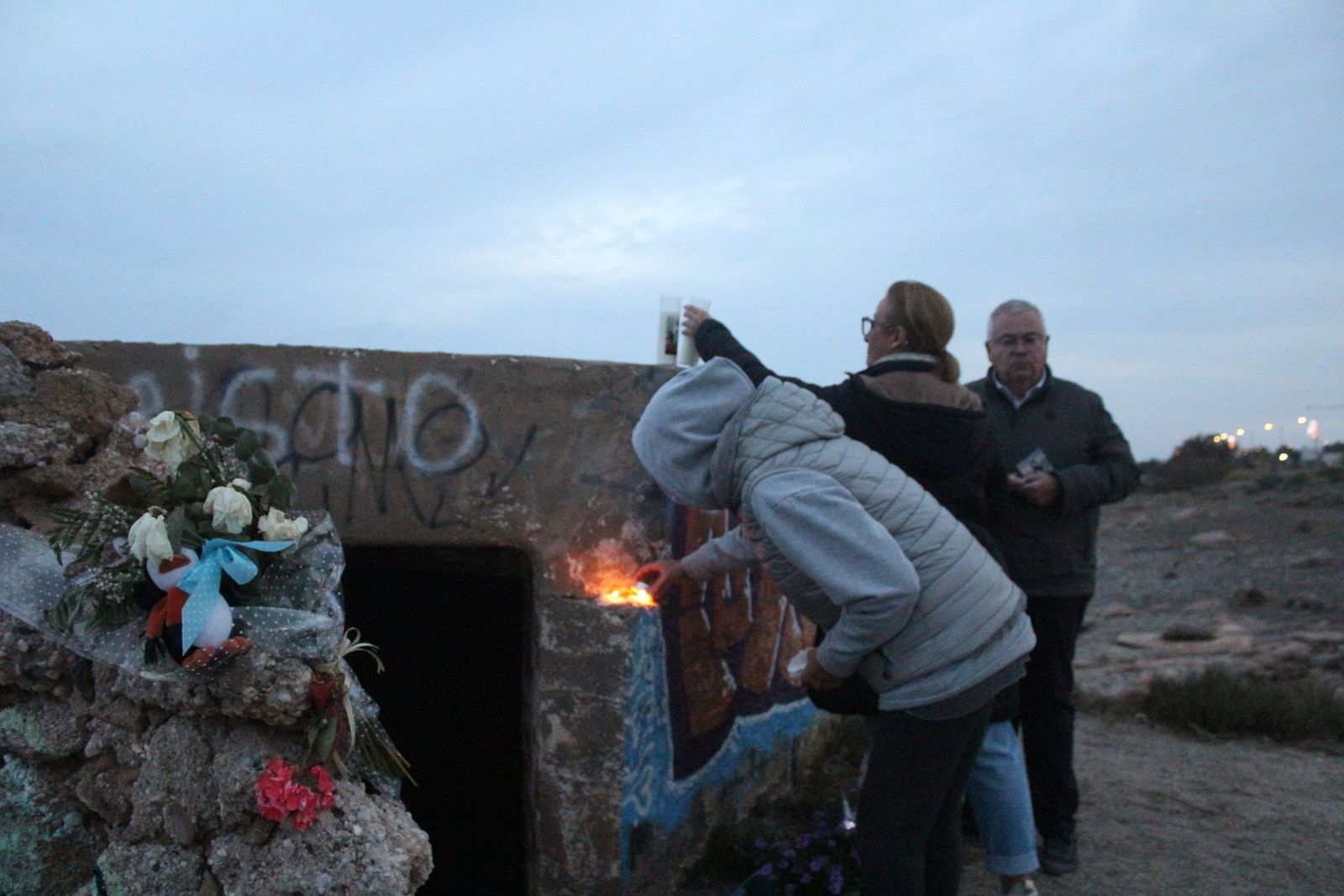 Colocan velas y flores en el búnker donde apareció el cadáver de Lucca , niño de 4 años asesinado en Garrucha.