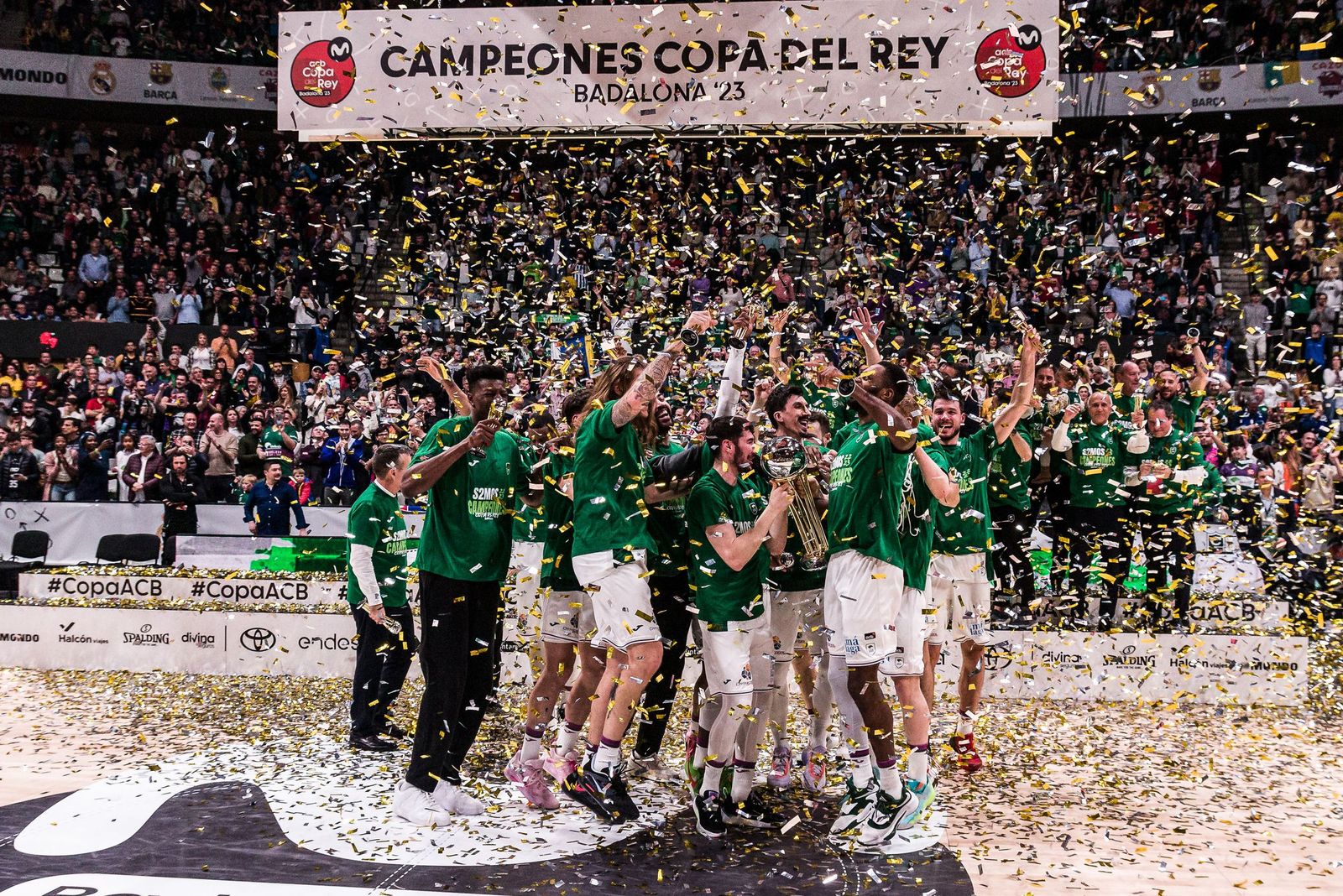 El Unicaja celebra el título de Badalona