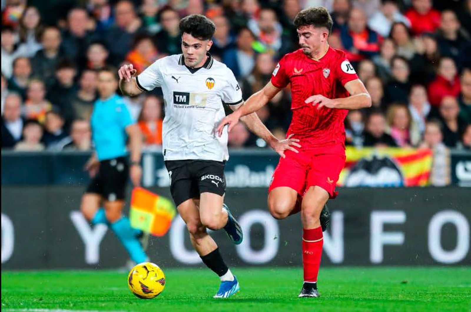 KIke Salas aprieta a un rival.