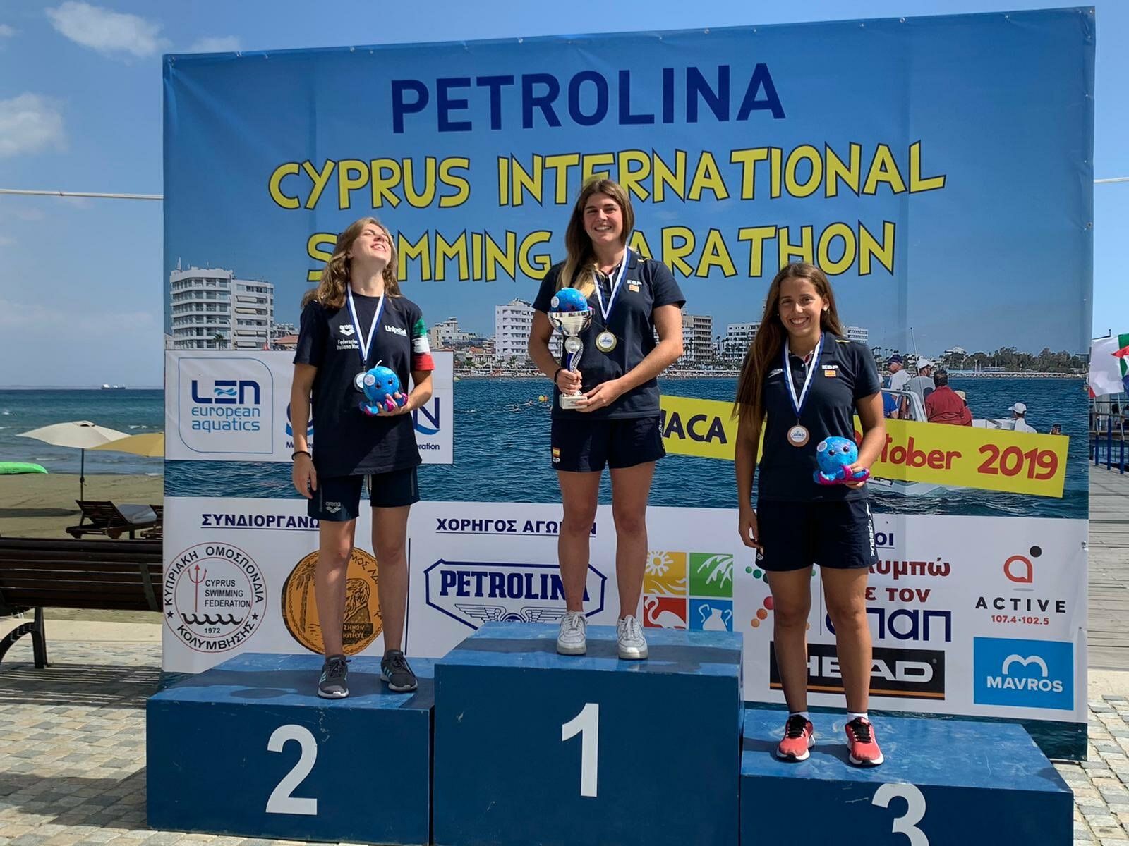 María Claro, con el trofeo de campeona.