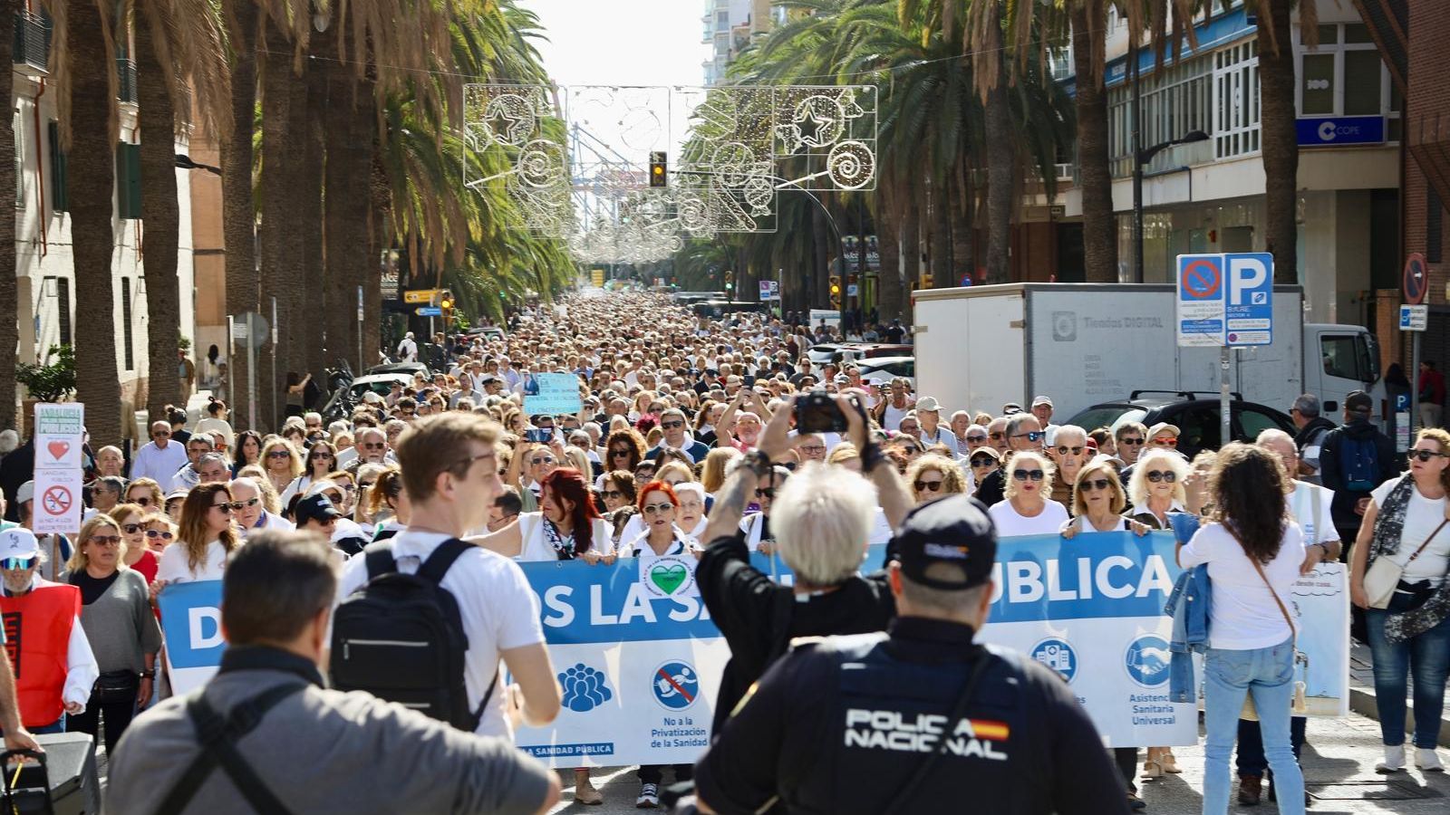 Manifestantes a su paso por la Alameda de Colón.