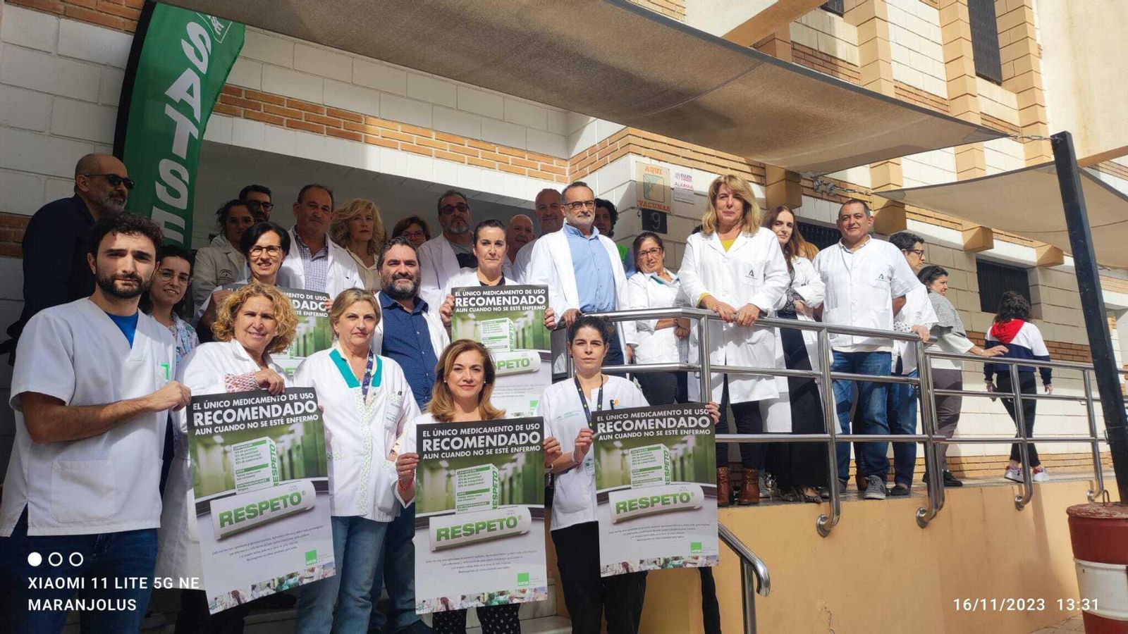 Trabajadores del centro de salud en la concentración de este jueves.