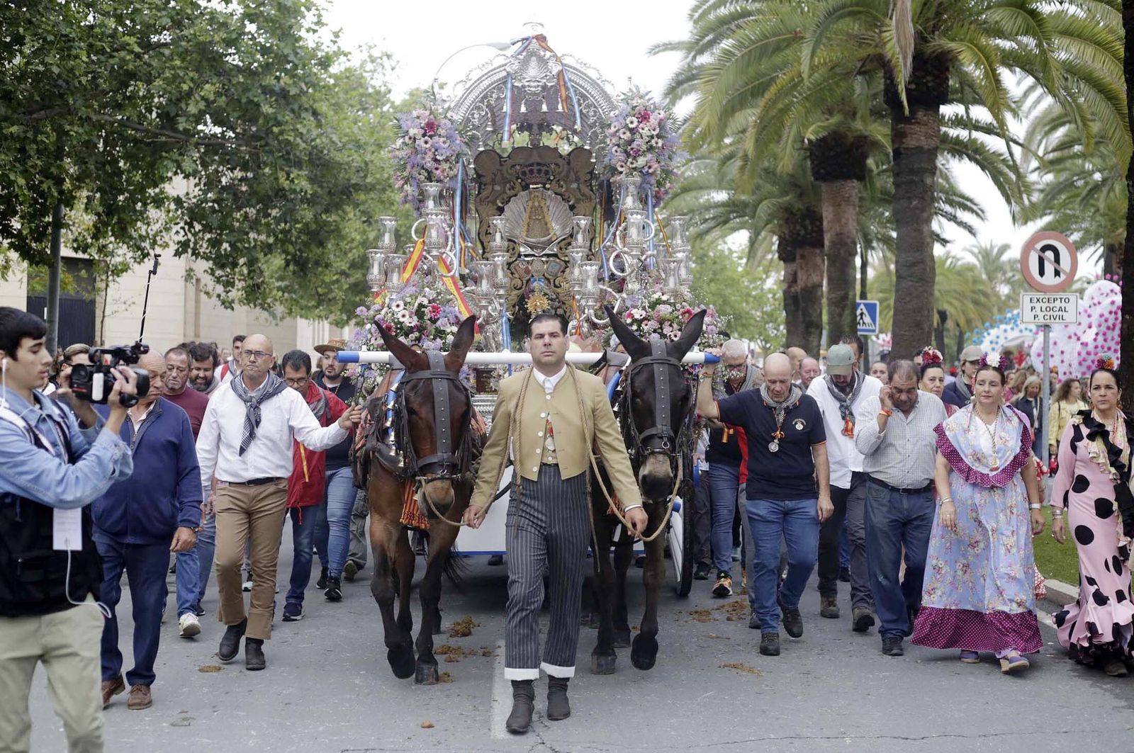 El Rocío 2023: Imágenes de la Hermandad de Emigrantes en su salida de Huelva