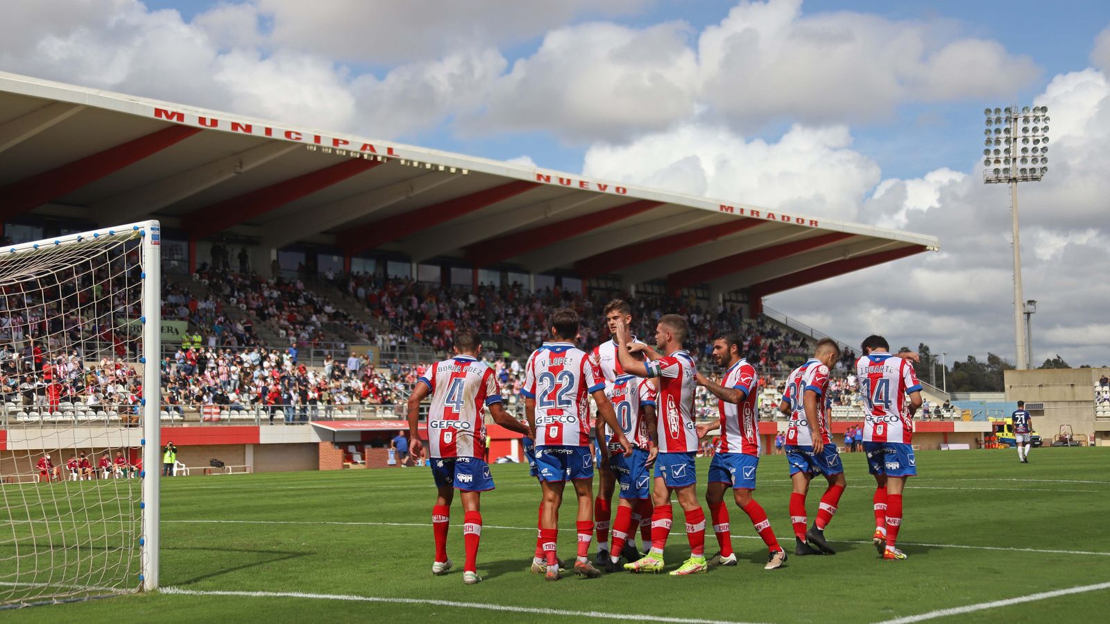 Los jugadores algeciristas aplauden a la afición en el Nuevo Mirador.