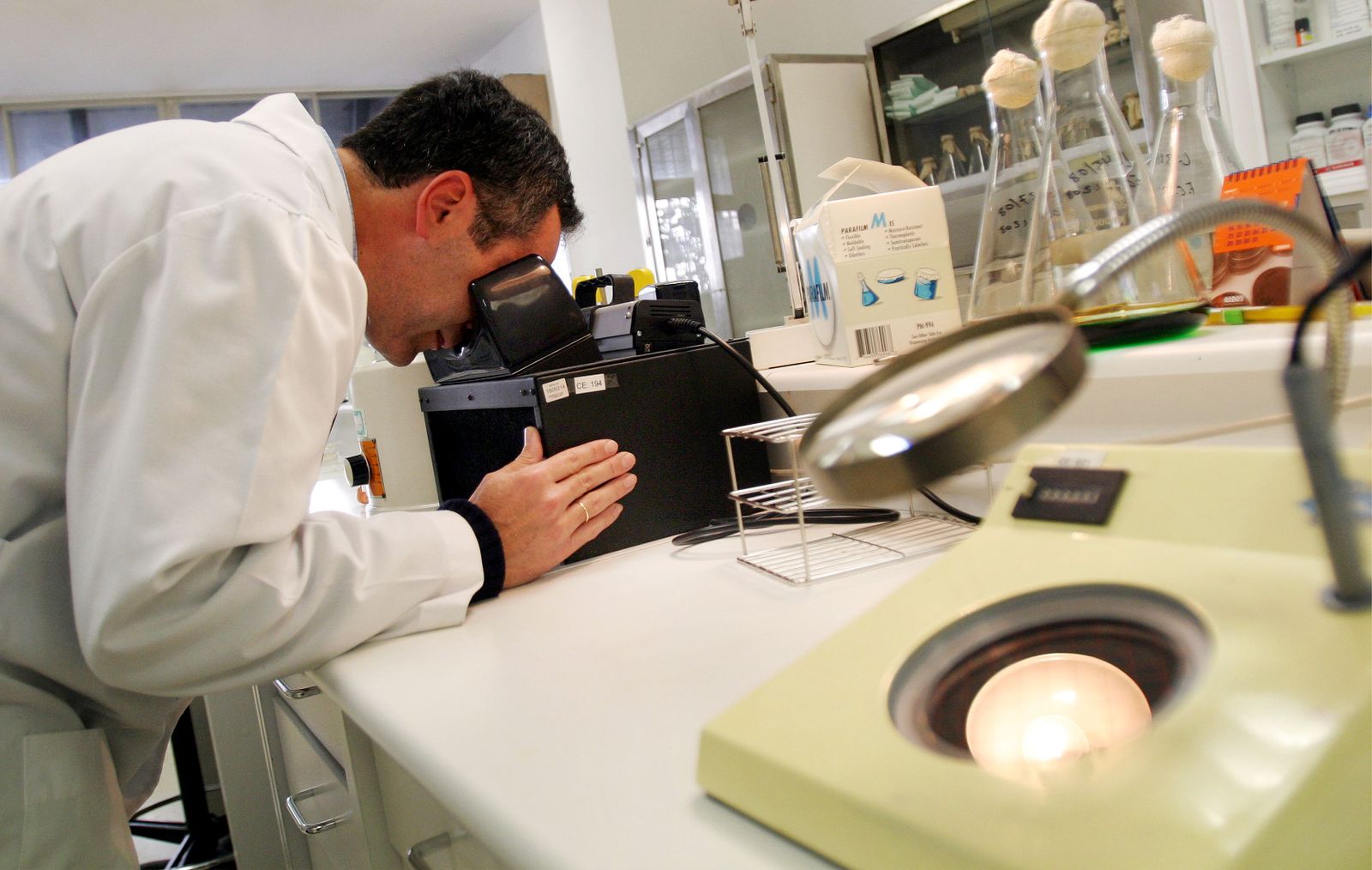 Un científico, trabajando en un laboratorio.