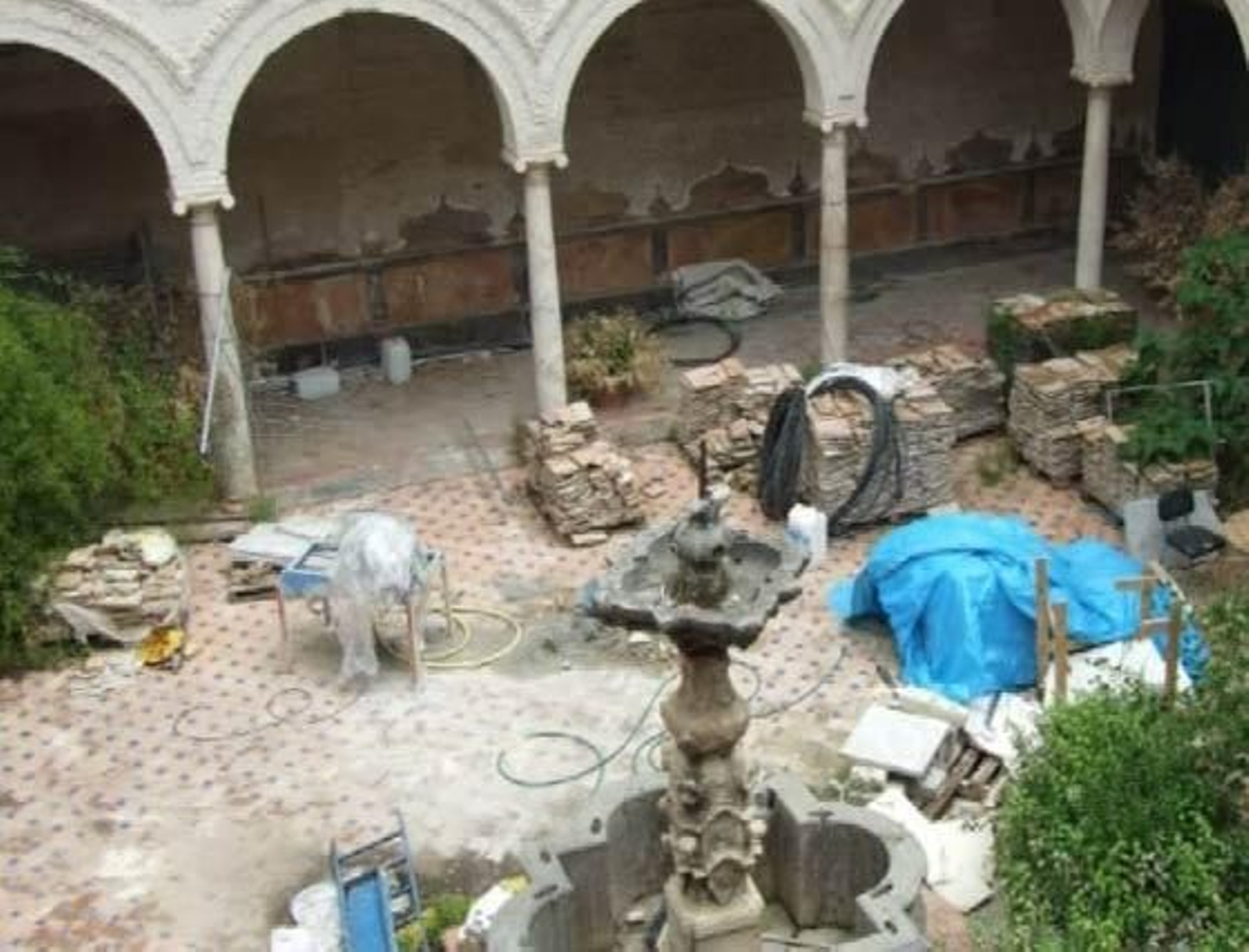 Vista hacia el patio del palacio, con los materiales de obras.