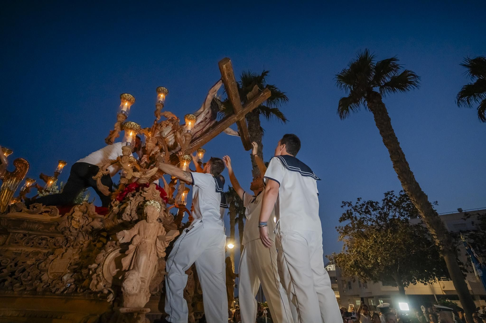 Así fue la procesión del Santísimo Cristo del Mar en el Puerto de Roquetas.